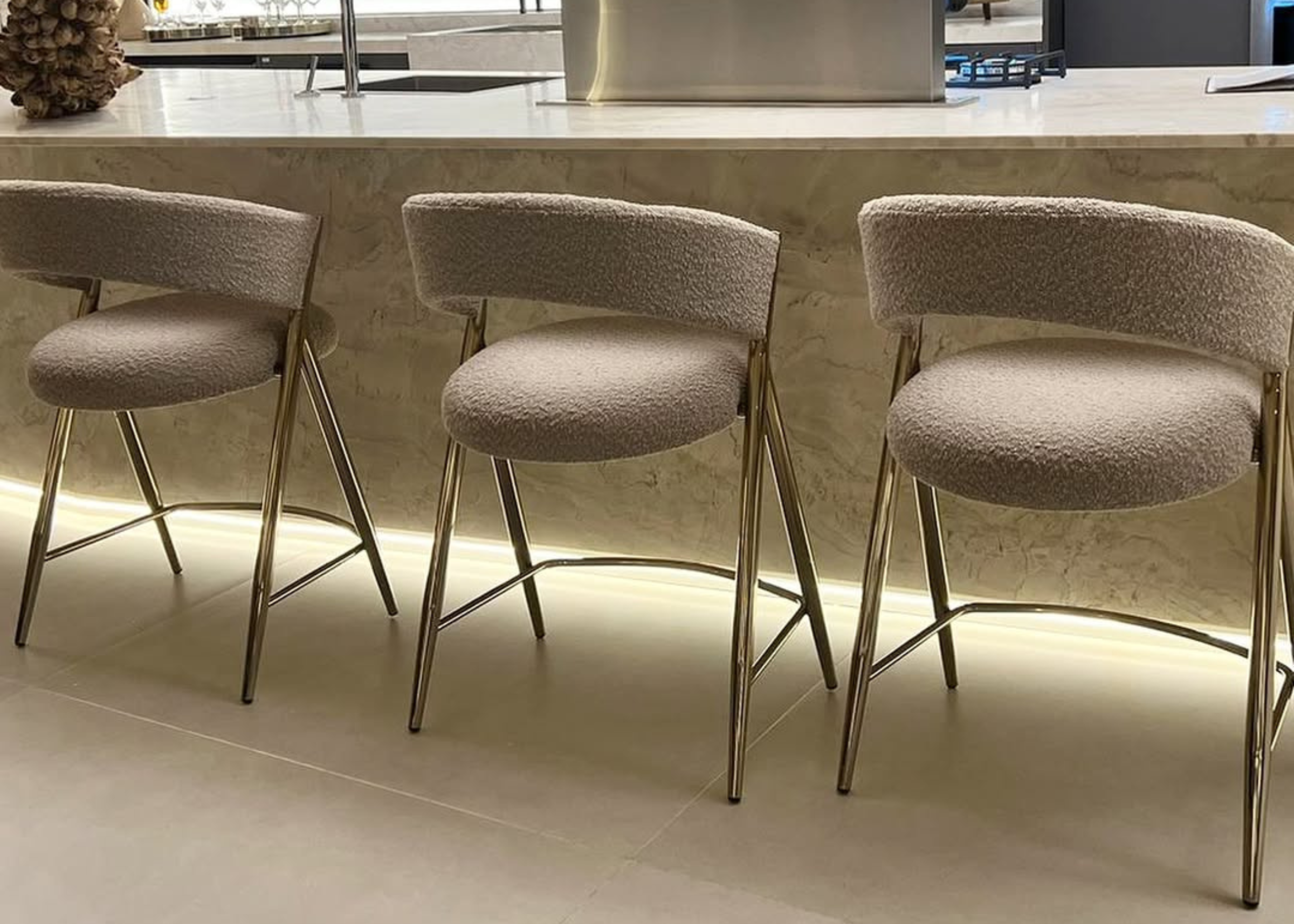 Banqueta Channel em boucle off-white com base em inox dourado, design sofisticado e elegante. Perfeita para compor ambientes contemporâneos e luxuosos.