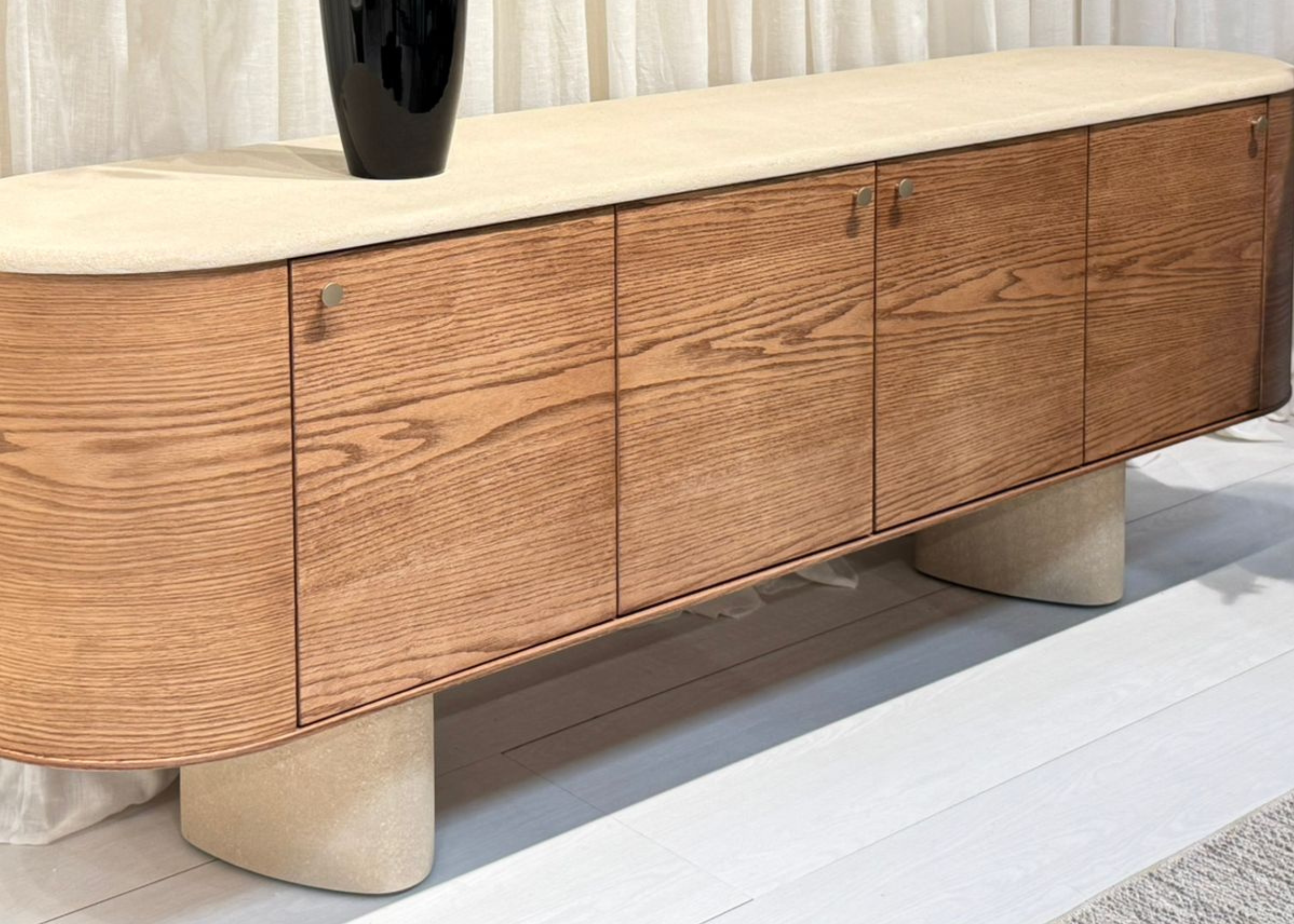 Buffet Aurélia com quatro portas em lâmina de carvalho, design contemporâneo. Ideal para ambientes de sala de estar com proposta luxuosa e refinada.