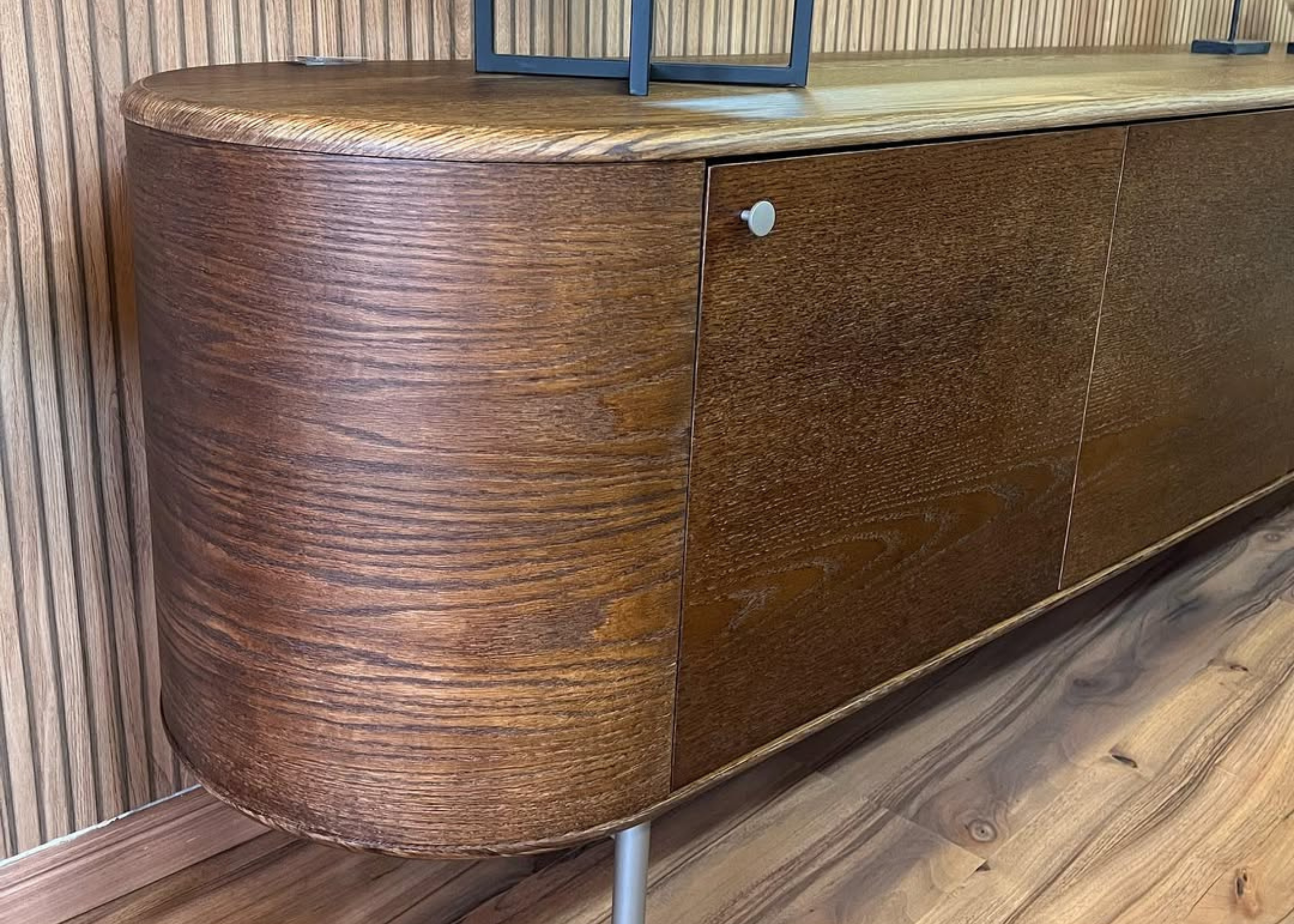 Buffet Aurelia I para sala de jantar, luxuoso com acabamento em lâmina de madeira, peça sofisticada que eleva o estilo do ambiente.