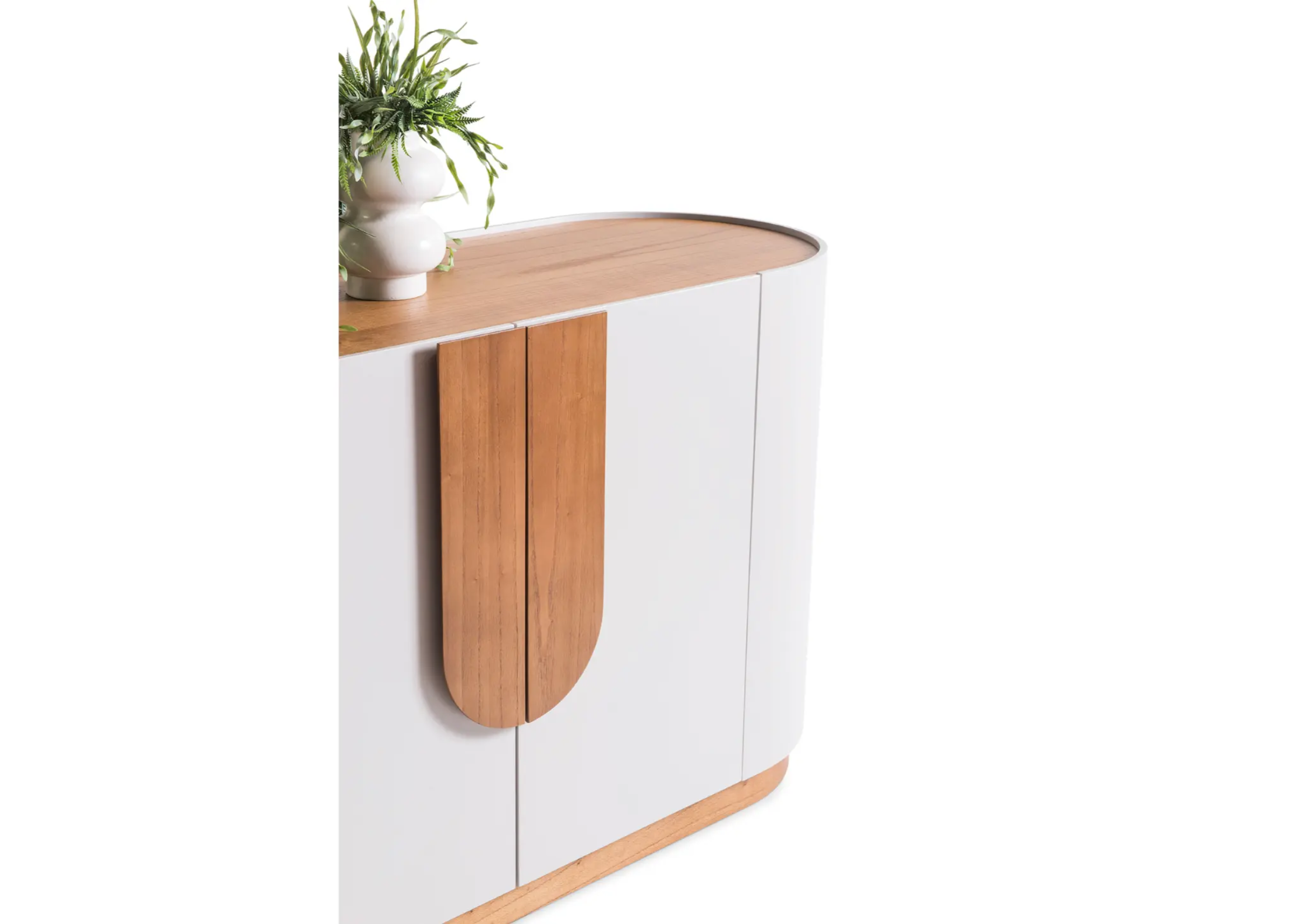 Buffet Chloe com detalhes elegantes em madeira, apresentando design sofisticado e contemporâneo, ideal para compor ambientes modernos e refinados.