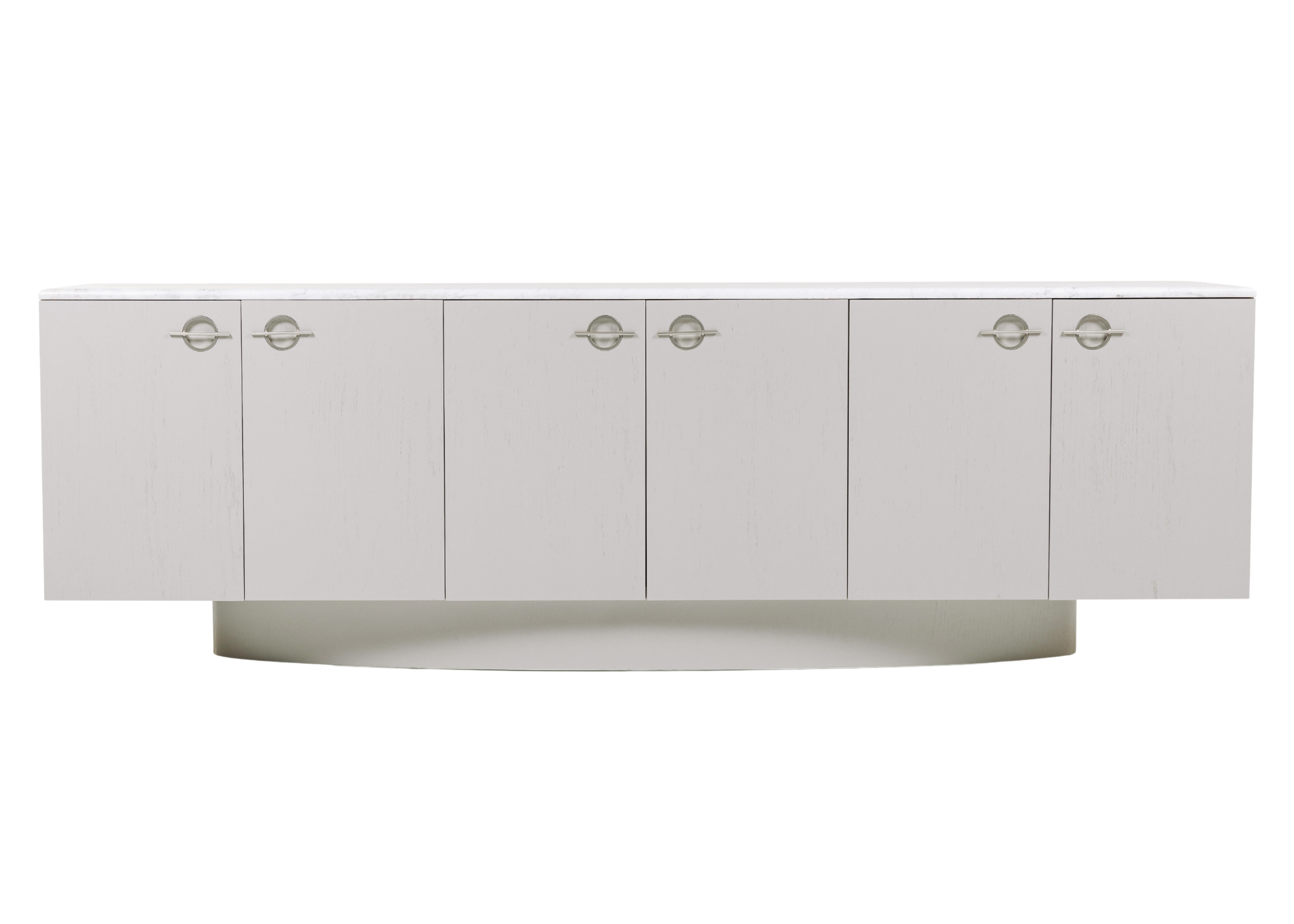 Buffet modelo Glen com seis portas, confeccionado em lâmina de carvalho na cor off-white. Design luxuoso e contemporâneo, ideal para composições elegantes, apresentado sobre fundo neutro.