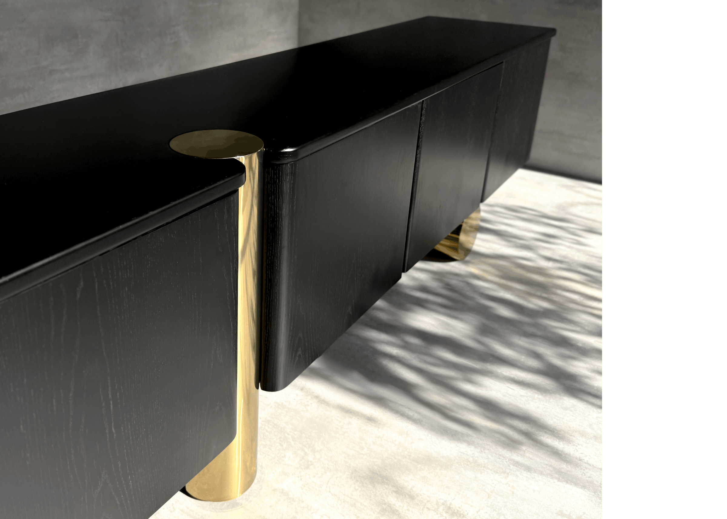Buffet Heron de design sofisticado com base em inox dourado escultural e estrutura em MDF, destaque em ambientes contemporâneos.