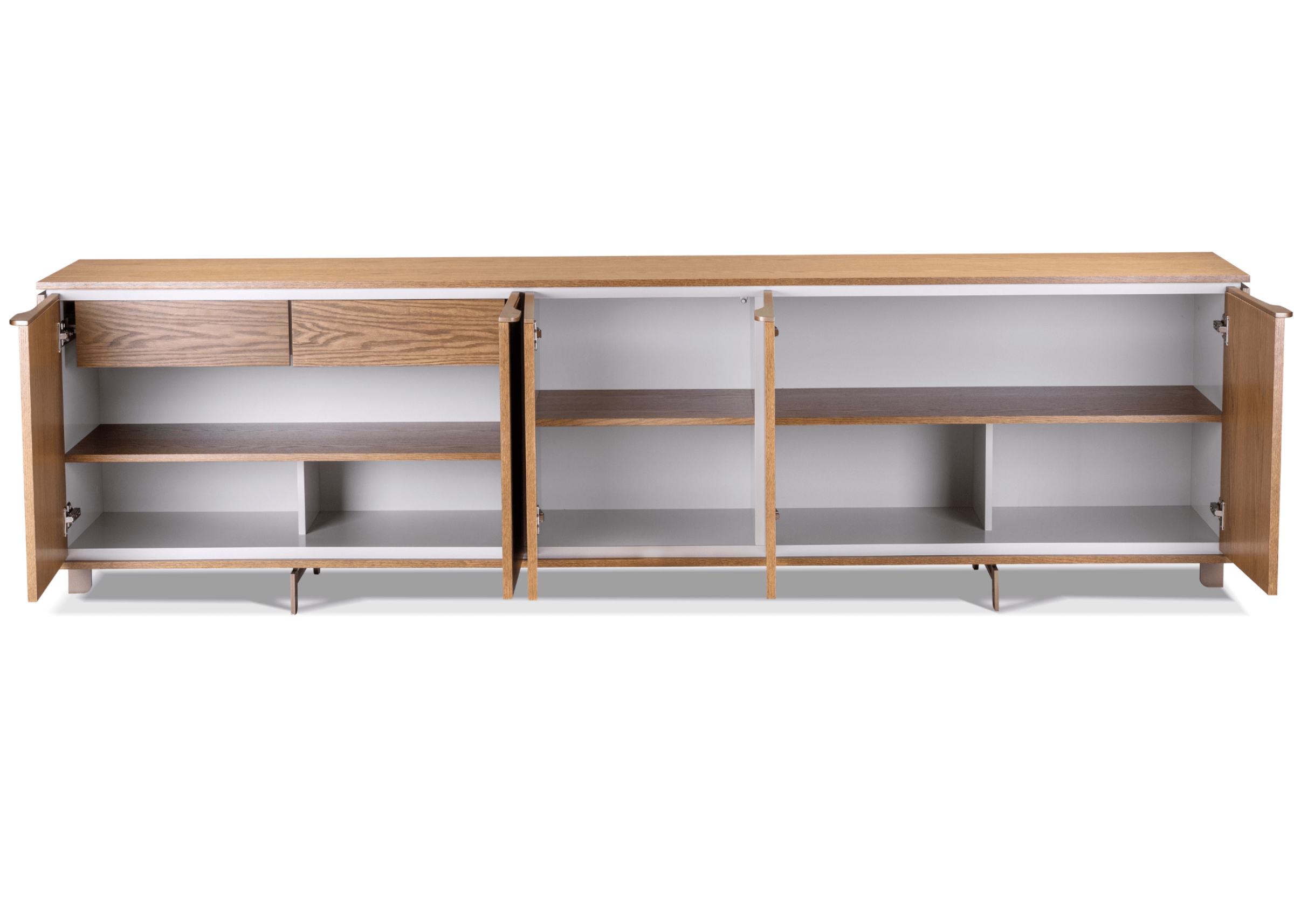 Buffet modelo Mark com cinco portas, confeccionado em carvalho amêndoa. Design contemporâneo e funcional, ideal para ambientes sofisticados, apresentado sobre fundo neutro.