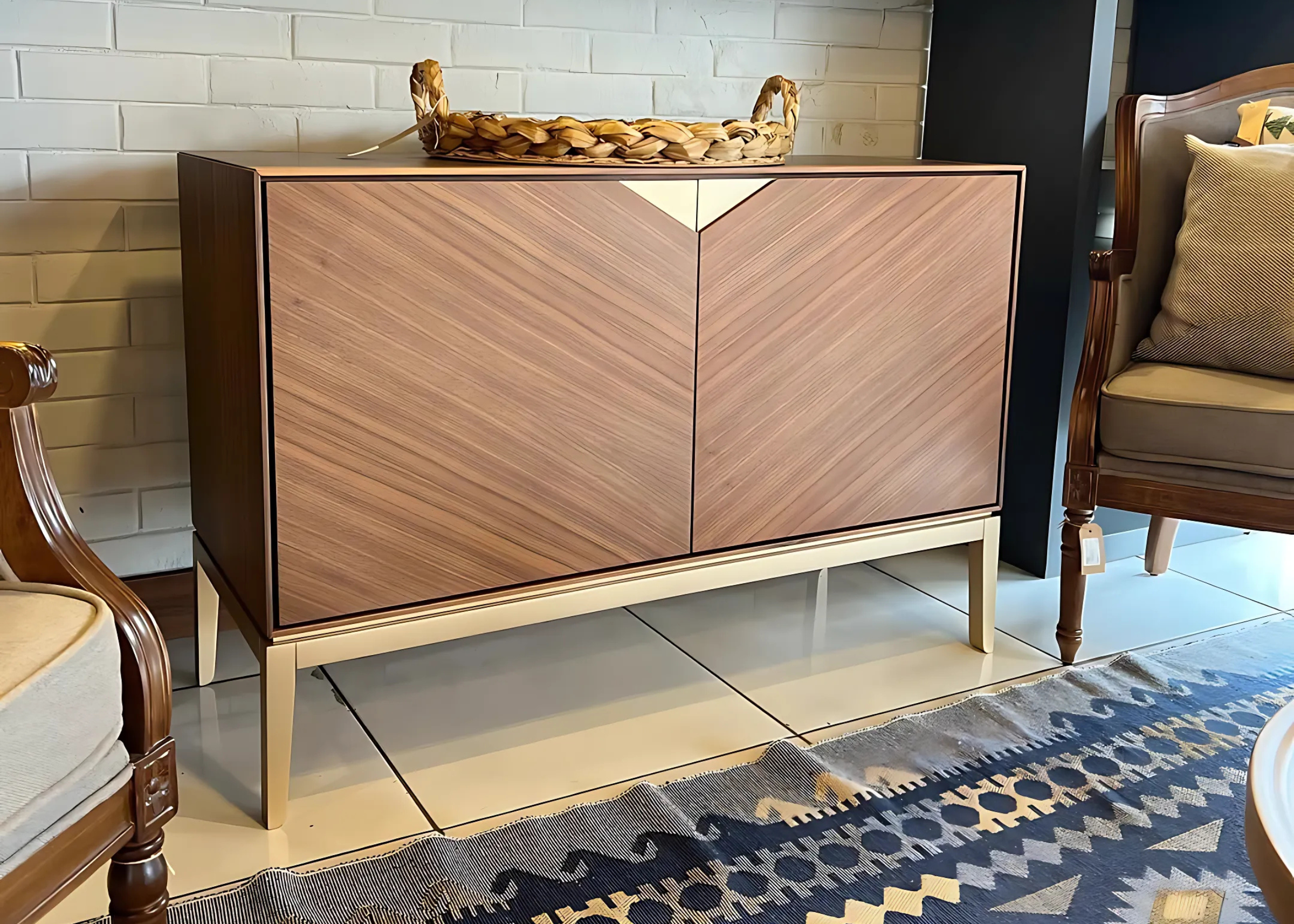 Buffet para sala de jantar luxuosa, pequeno, com duas portas em lâmina de carvalho e detalhe em laca metalizada. Modelo Amalfi, ideal para ambientes sofisticados e modernos.