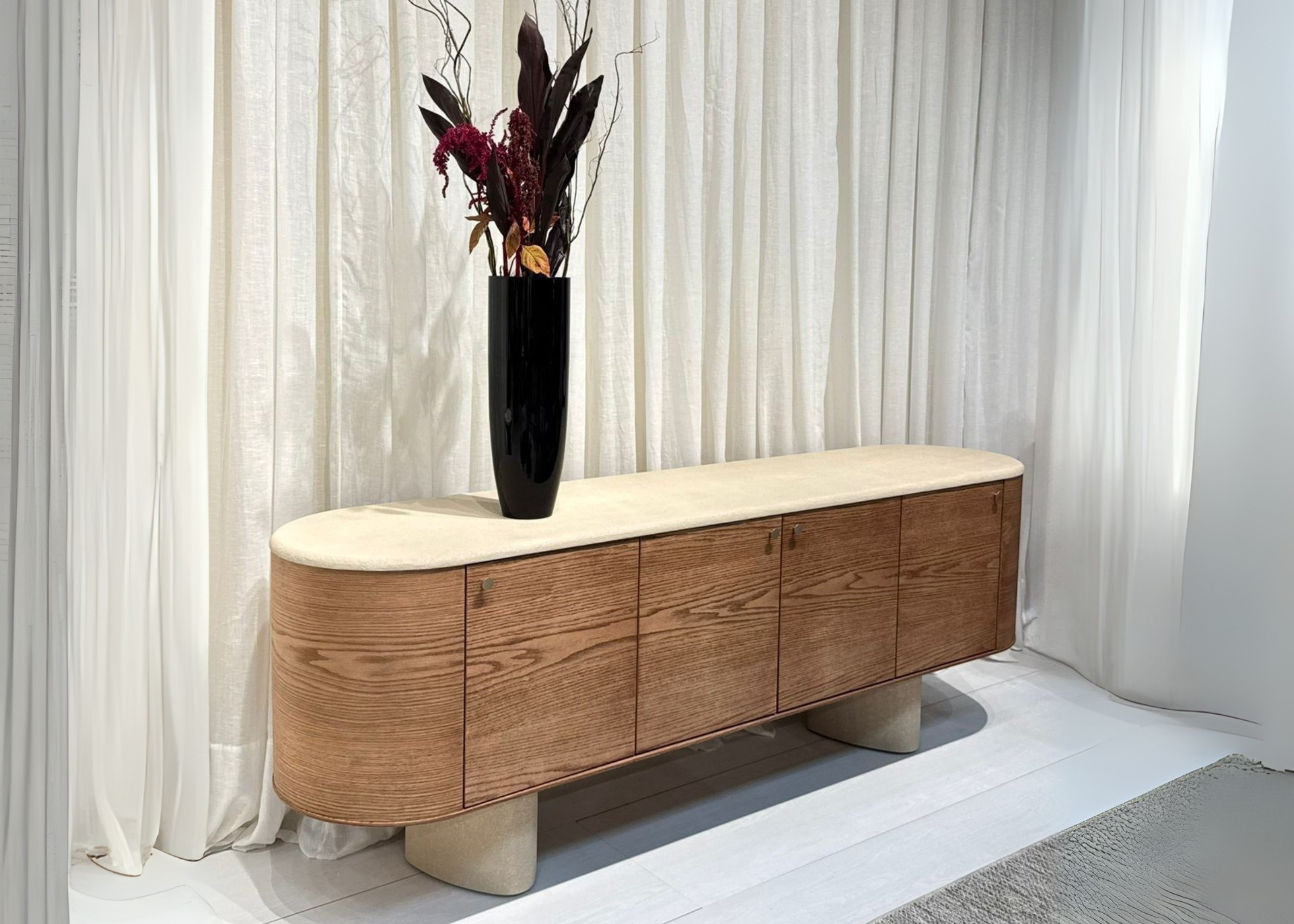 Buffet modelo Aurélia com quatro portas em lâmina de carvalho, estilo moderno. Peça sofisticada para compor salas de jantar elegantes.