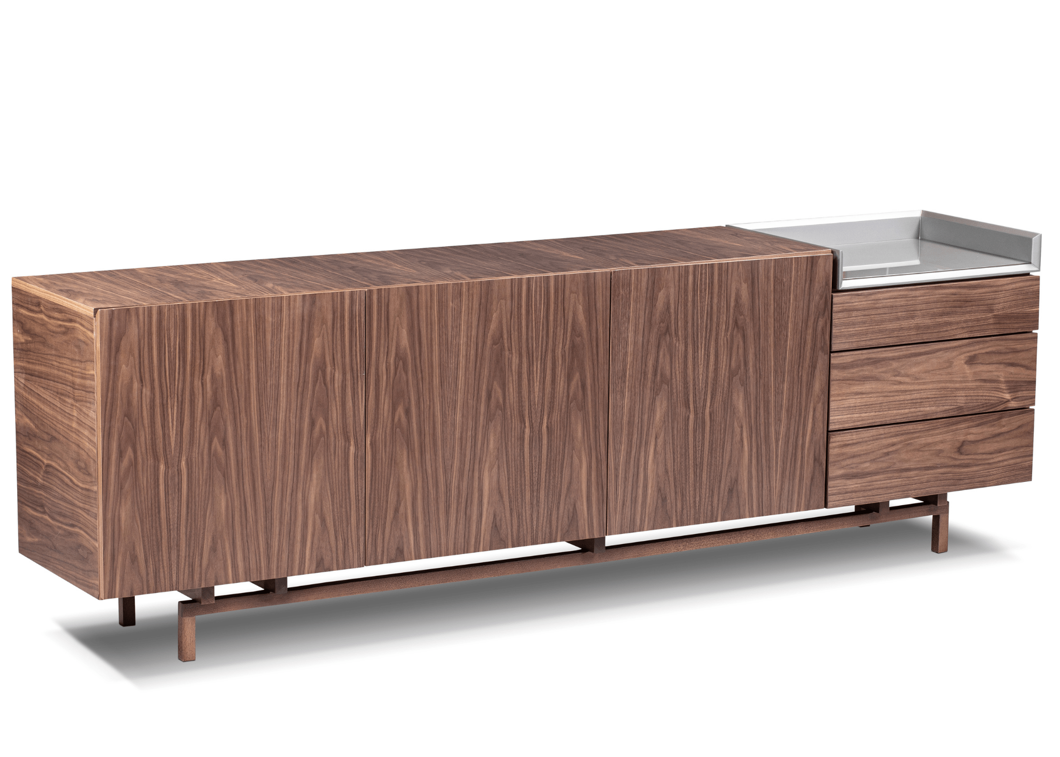 Visão frontal do Buffet Atena em lâmina de madeira, destacando seu design sofisticado e espaço de armazenamento.