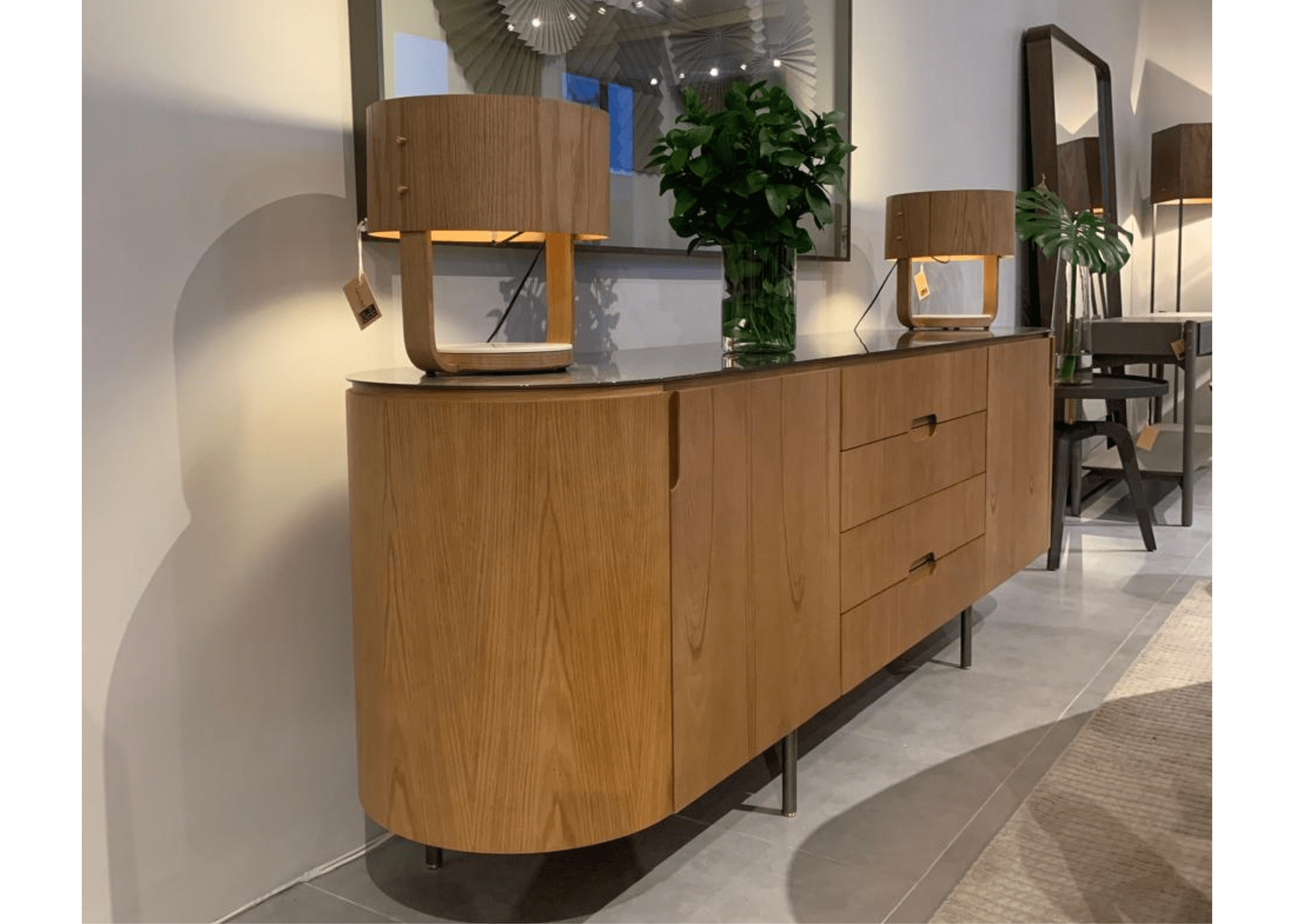 Buffet Luna: Design elegante e detalhes cuidadosamente feitos para um toque sofisticado.