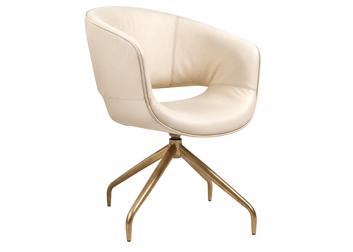 Cadeira Alure com revestimento em couríssimo off white e base em acabamento ouro brilho, apresentando design sofisticado e elegante para compor ambientes modernos e luxuosos.