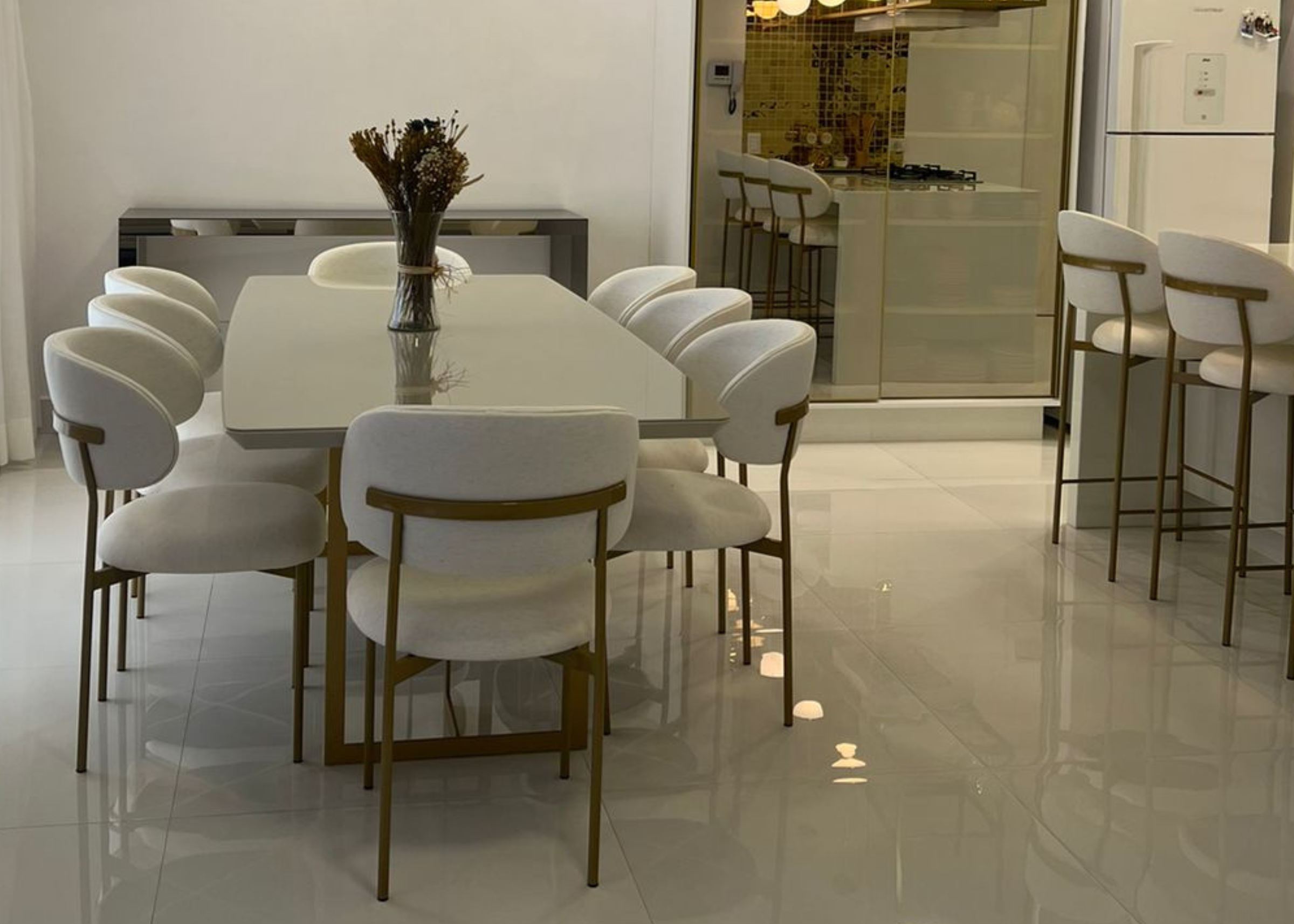 Cadeira Master em tecido off-white, com design moderno e ambientada em cenário sofisticado. Móvel elegante e confortável para salas de jantar contemporâneas.