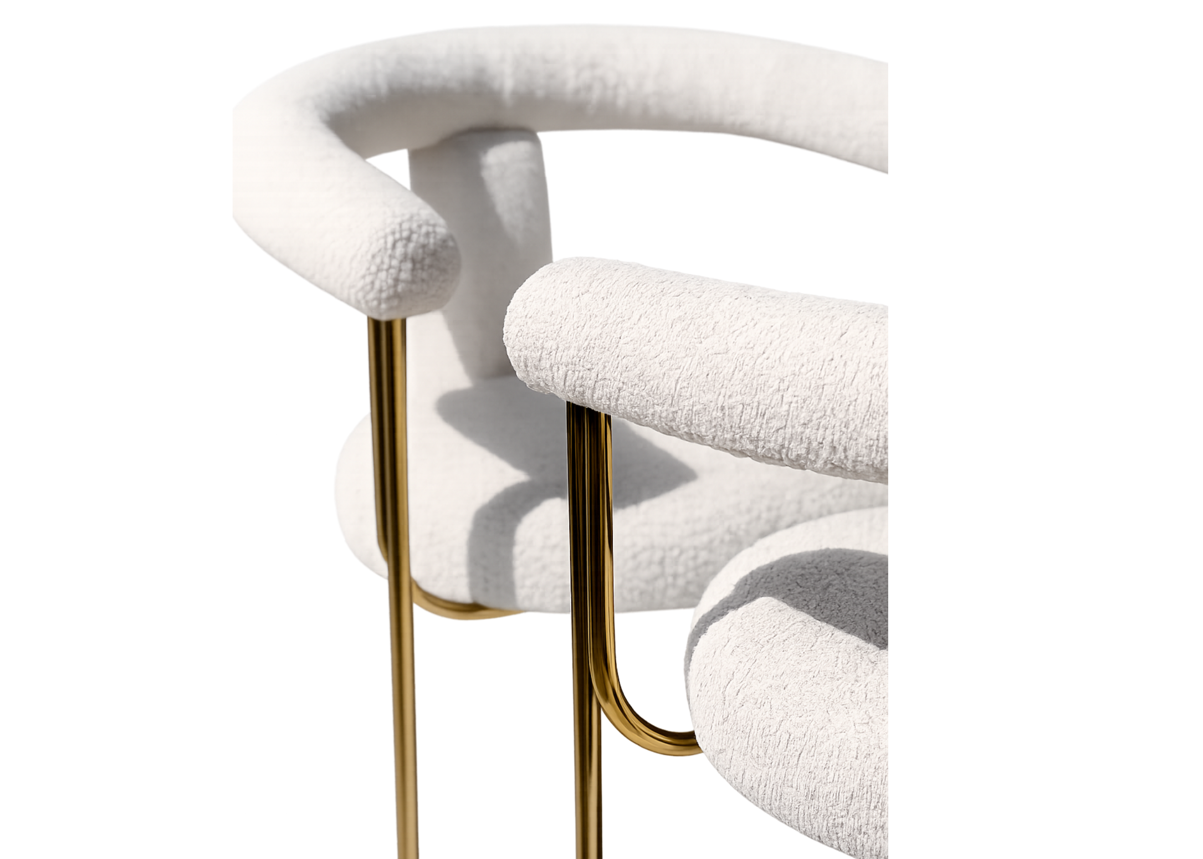 Cadeira Athos com assento estofado em tecido texturizado e detalhes metálicos dourados, conforto e elegância contemporânea.