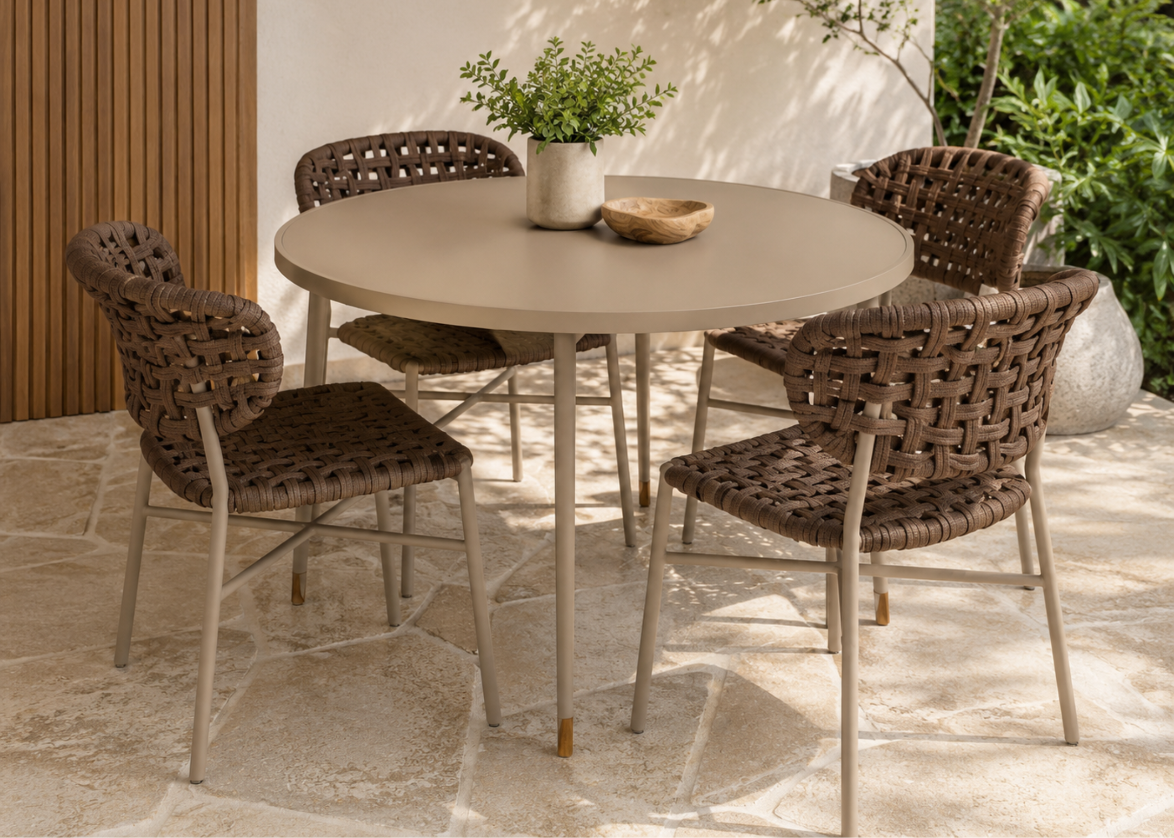 Cadeira Breeze para área externa em alumínio pintado com corda náutica, apresentando design confortável e contemporâneo para varandas e áreas gourmet.
