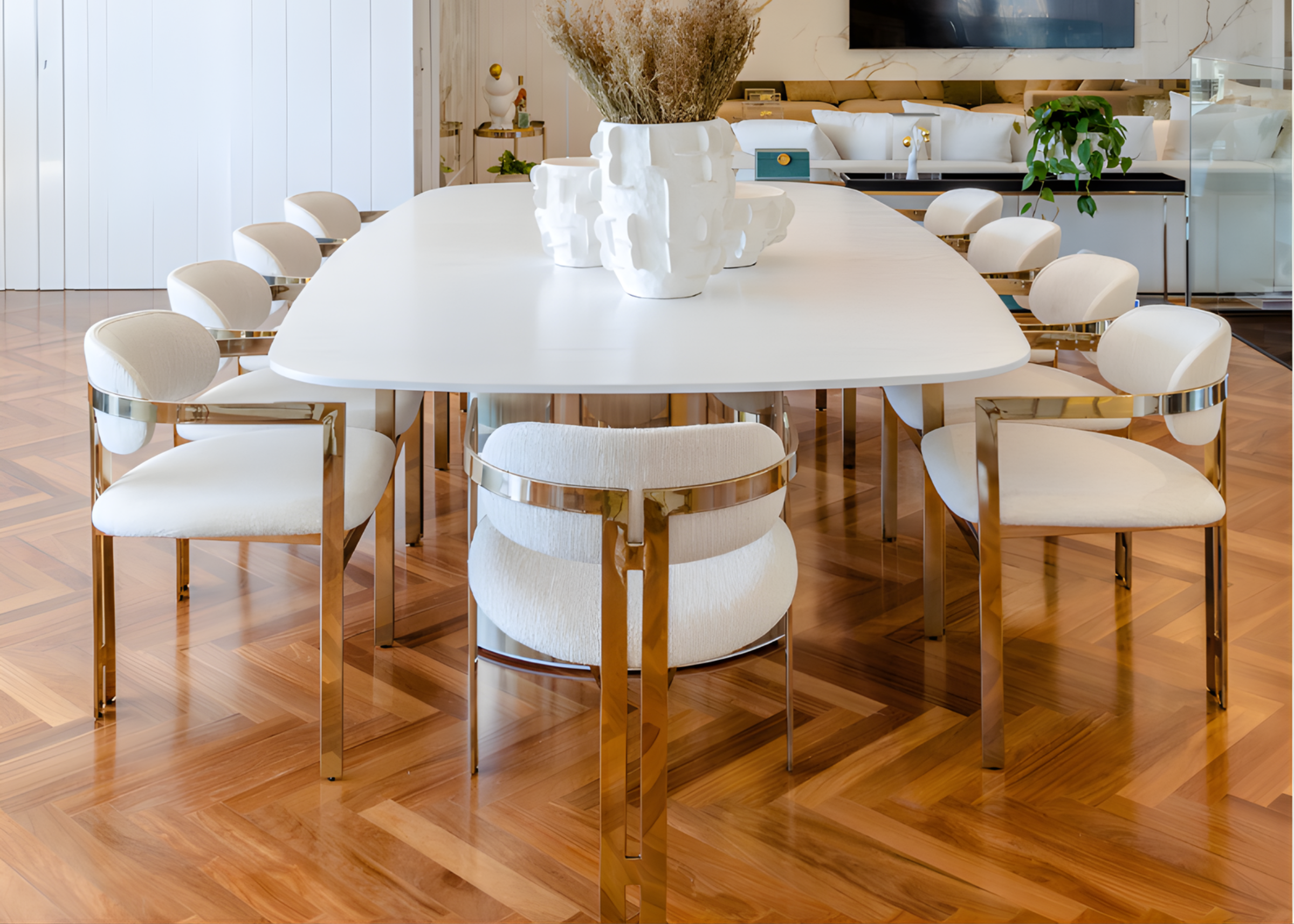 Cadeira Calla para ambiente sofisticado, estofada em tecido boucle off-white, unindo elegância, conforto e estilo contemporâneo.