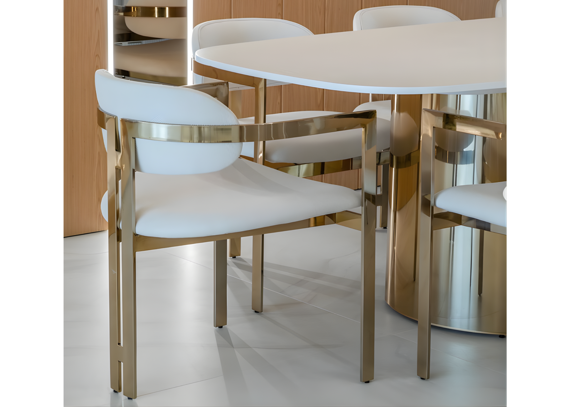 Cadeira Calla com base dourada Golden e assento em tecido branco, unindo elegância, sofisticação e conforto ao ambiente.
