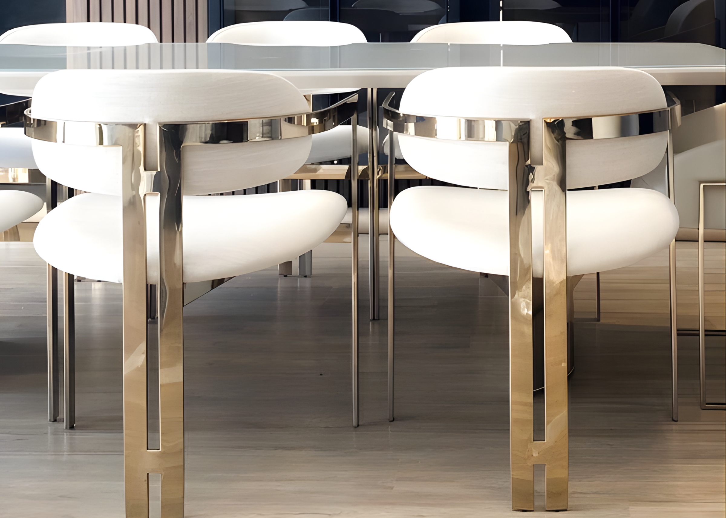 Cadeira Calla elegante com base dourada em aço inox, combinando sofisticação, conforto e design moderno ao ambiente.