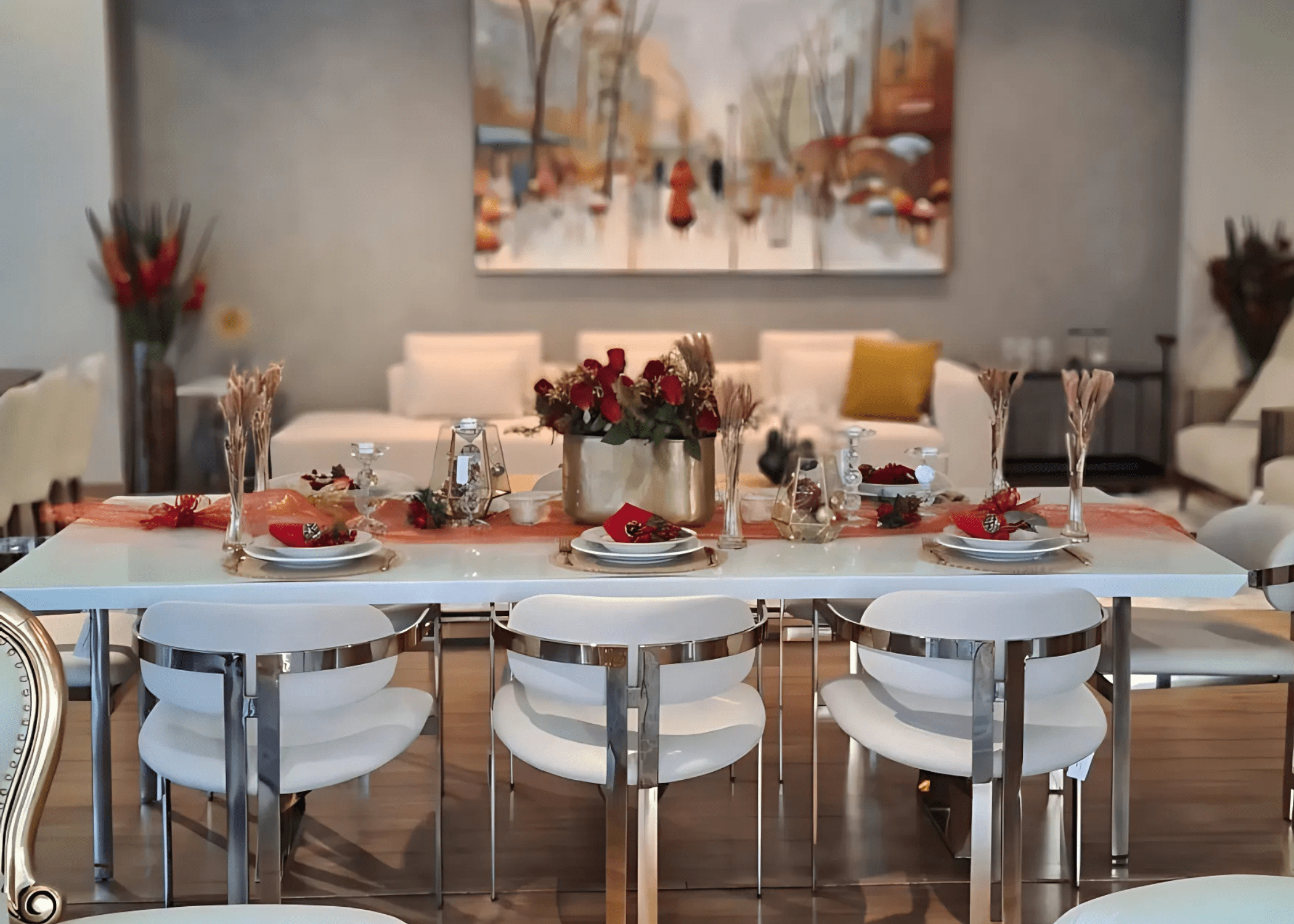 Cadeira Calla para mesa de jantar com base em aço inox, combinando elegância, conforto e sofisticação ao ambiente.