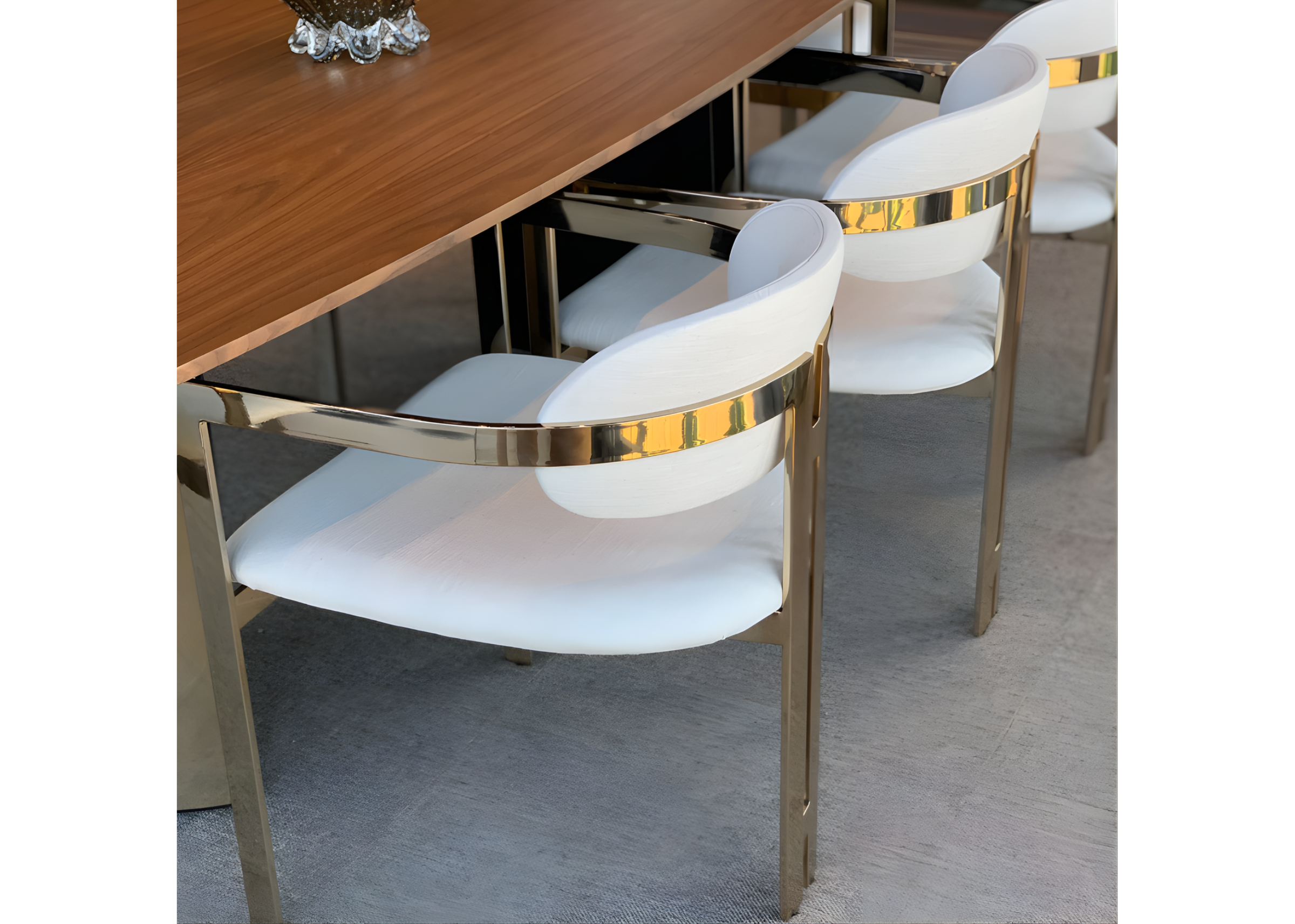 Cadeira Calla com assento em tecido branco e base dourada em aço inox, unindo elegância, conforto e sofisticação ao ambiente.