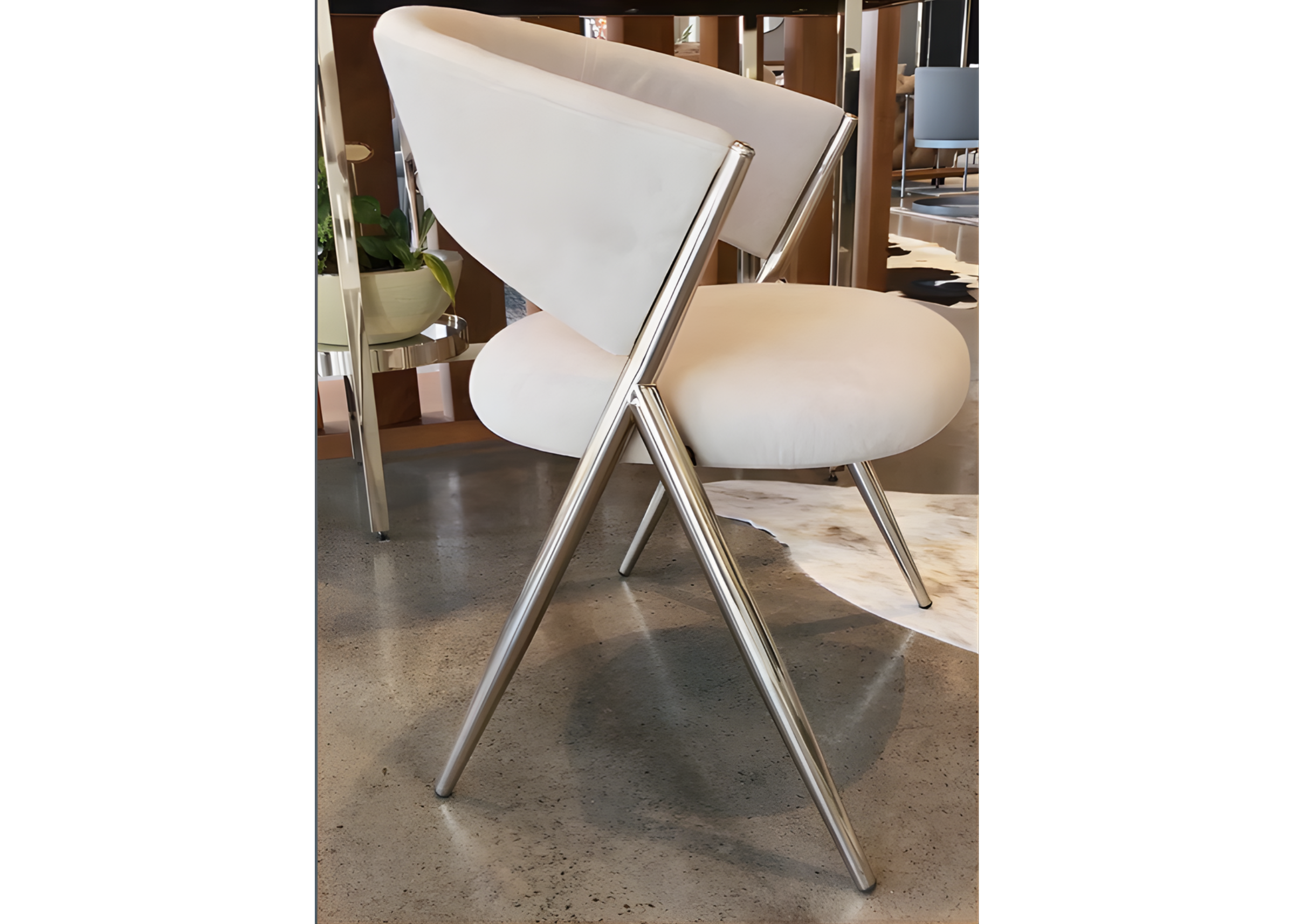Cadeira Channel sofisticada, com base em aço inox e revestimento em veludo off-white. Uma peça que une elegância e conforto, perfeita para compor ambientes requintados.