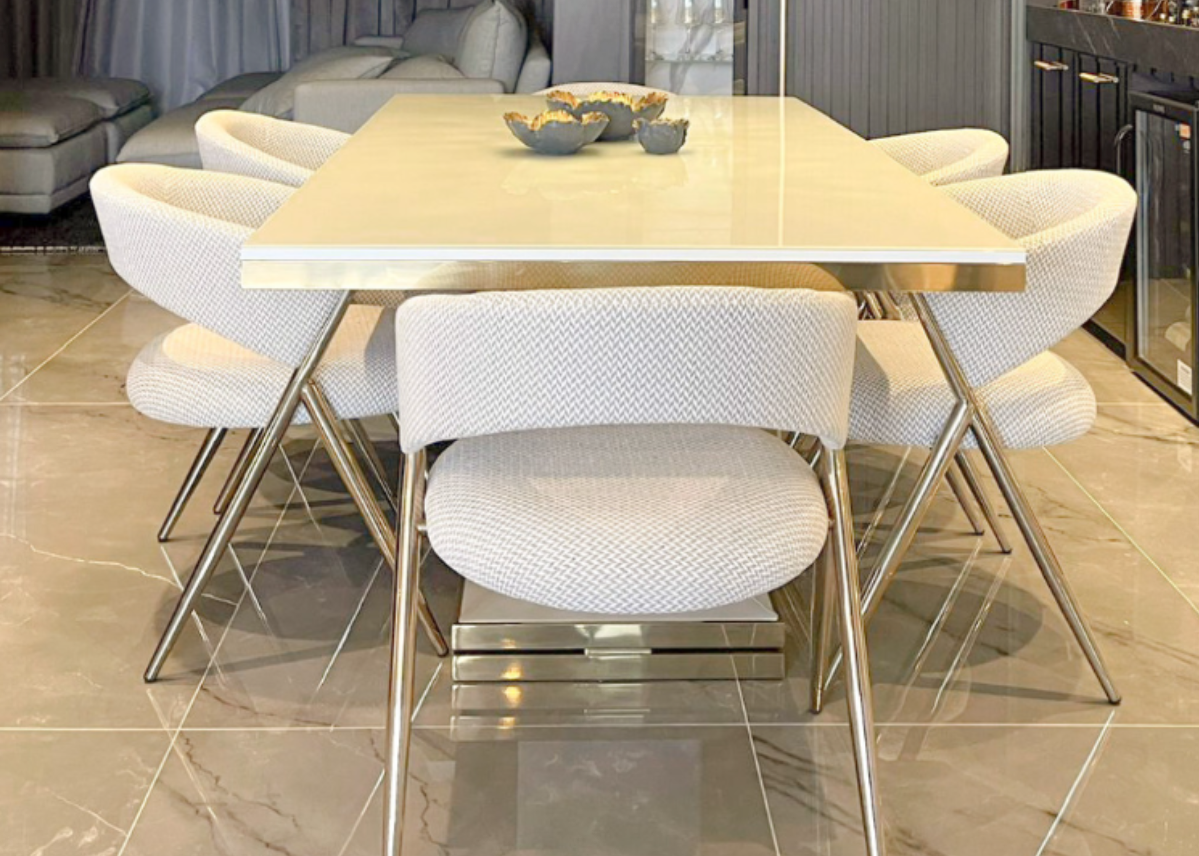 Cadeira Channel com elegância em tecido linho rústico off-white, unindo conforto, sofisticação e estilo contemporâneo ao ambiente.