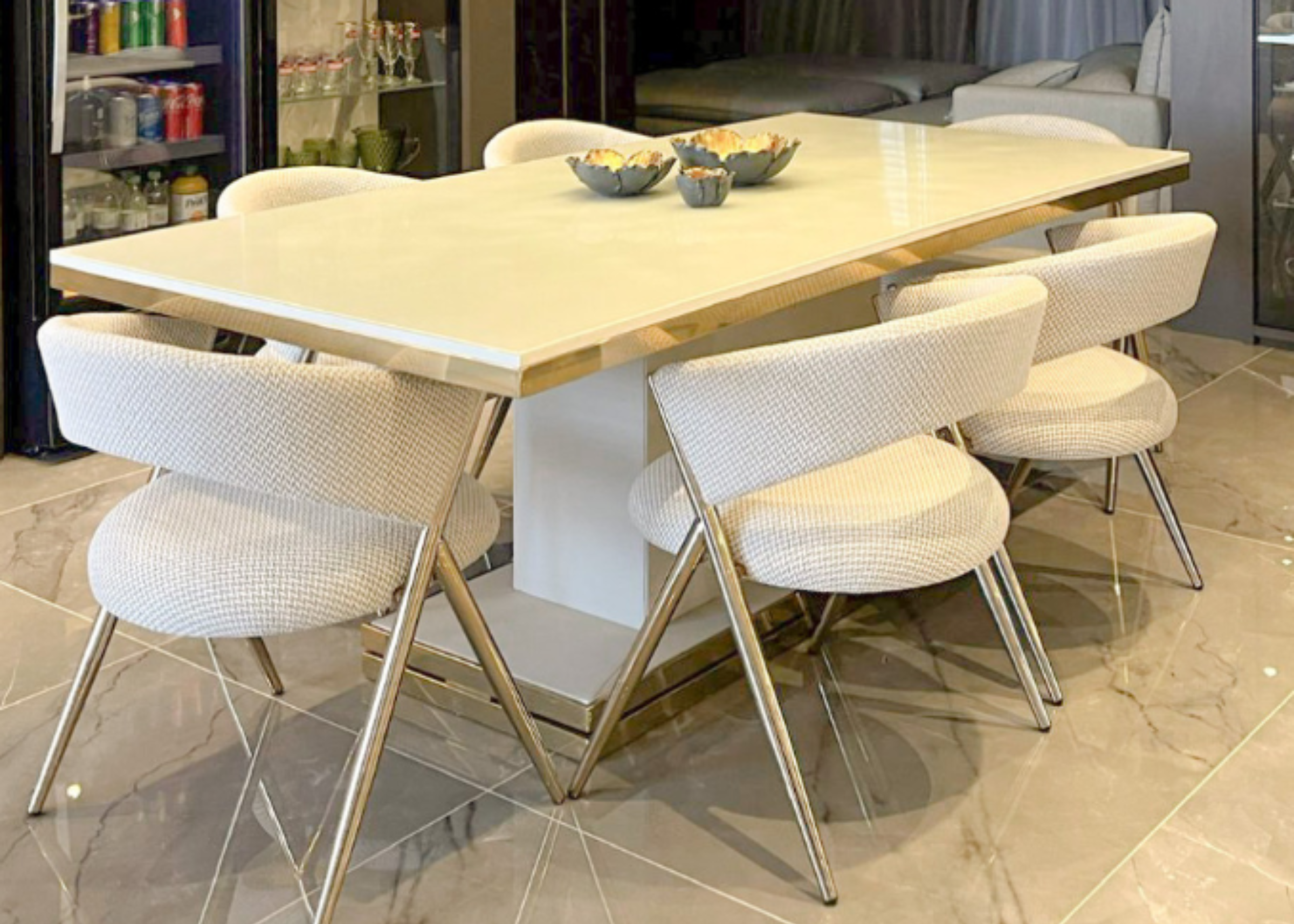 Cadeira Channel para sala de jantar, estofada em tecido off-white, combinando elegância, conforto e sofisticação ao ambiente.