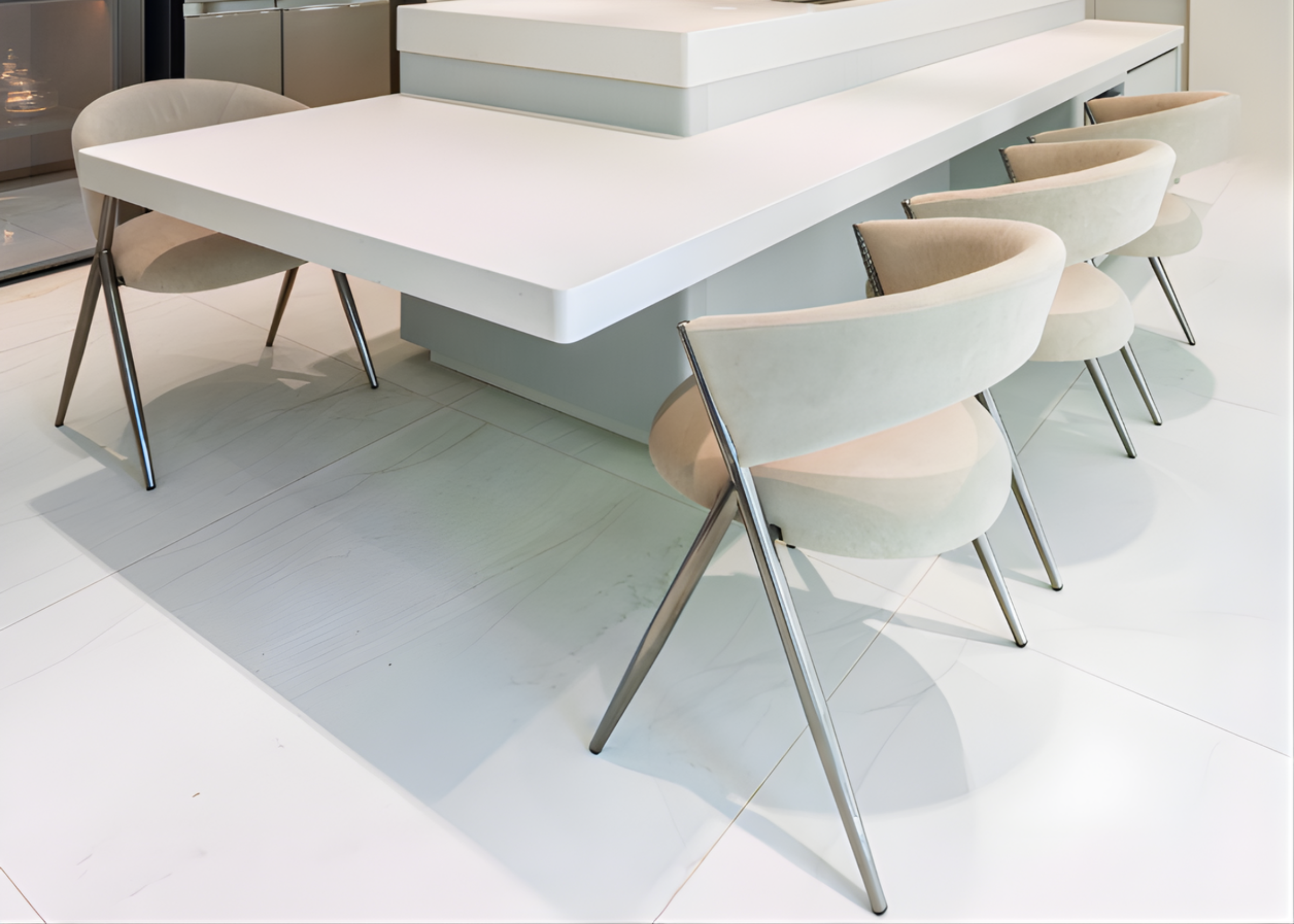 Cadeira Channel revestida em tecido veludo off-white, com base em aço inox que adiciona brilho e modernidade. Uma peça elegante que eleva o charme da sala de jantar.