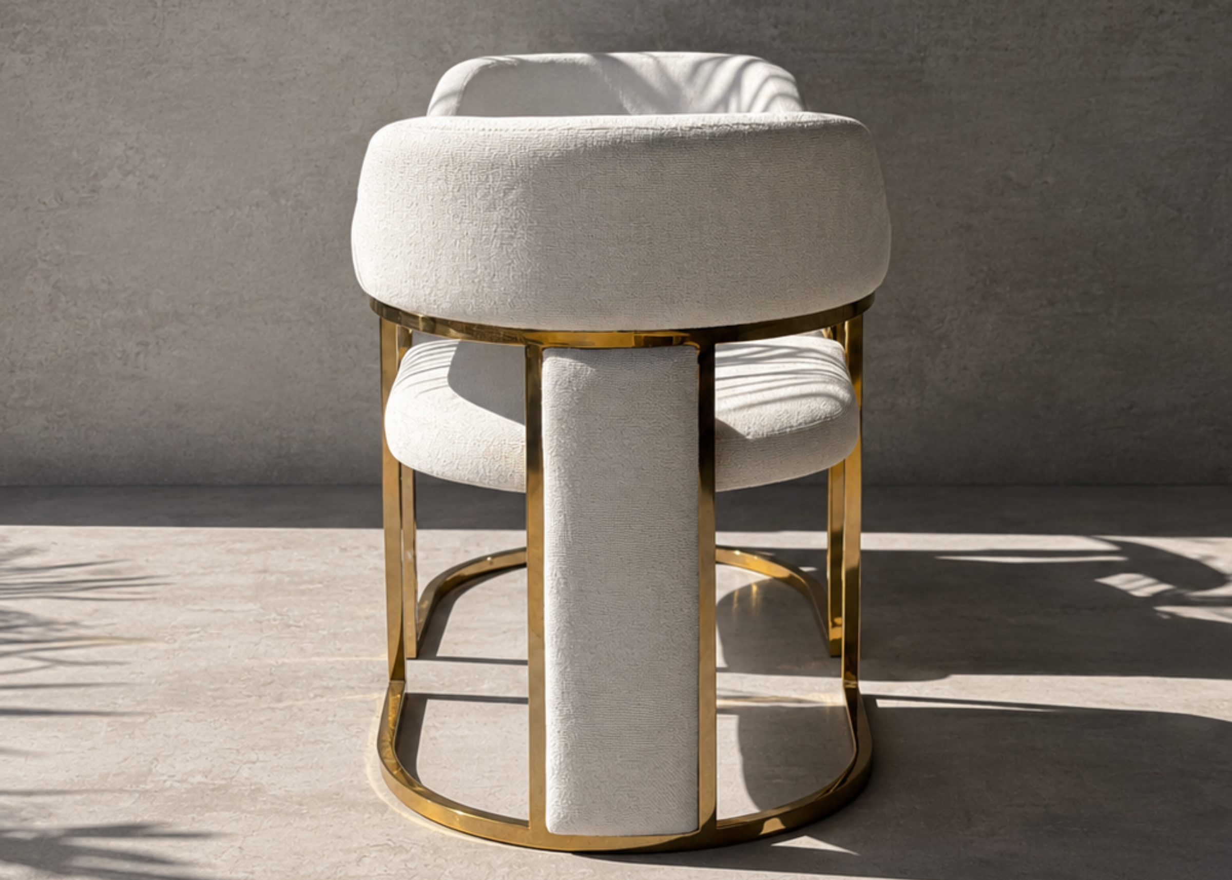 Cadeira Delta com assento em espuma de alta qualidade e acabamento refinado em aço inox polido dourado