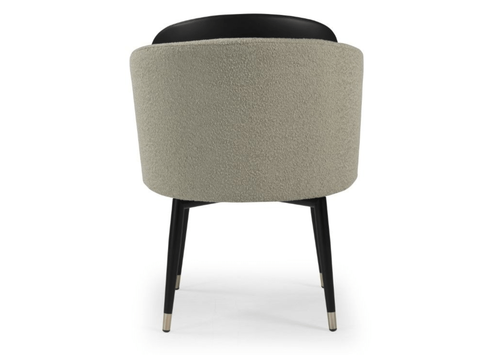 Cadeira Eiffel com detalhes sofisticados que elevam a elegância e o requinte de qualquer ambiente.