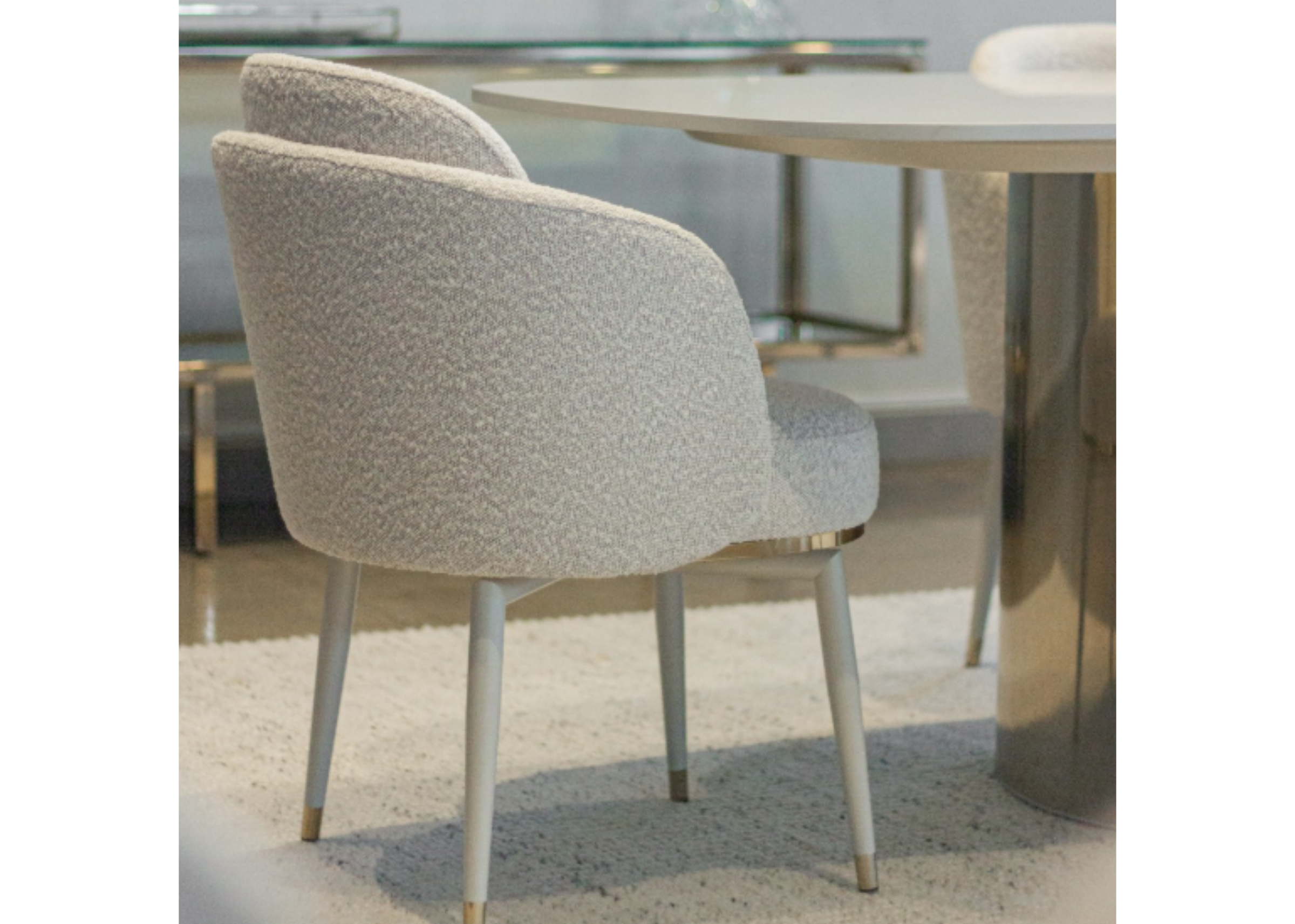 Cadeira Eiffel com revestimento em tecido boucle cinza, que proporciona charme e conforto ao ambiente. Sua base off-white harmoniza com o estofamento, resultando em uma peça elegante e contemporânea para salas de jantar sofisticadas.