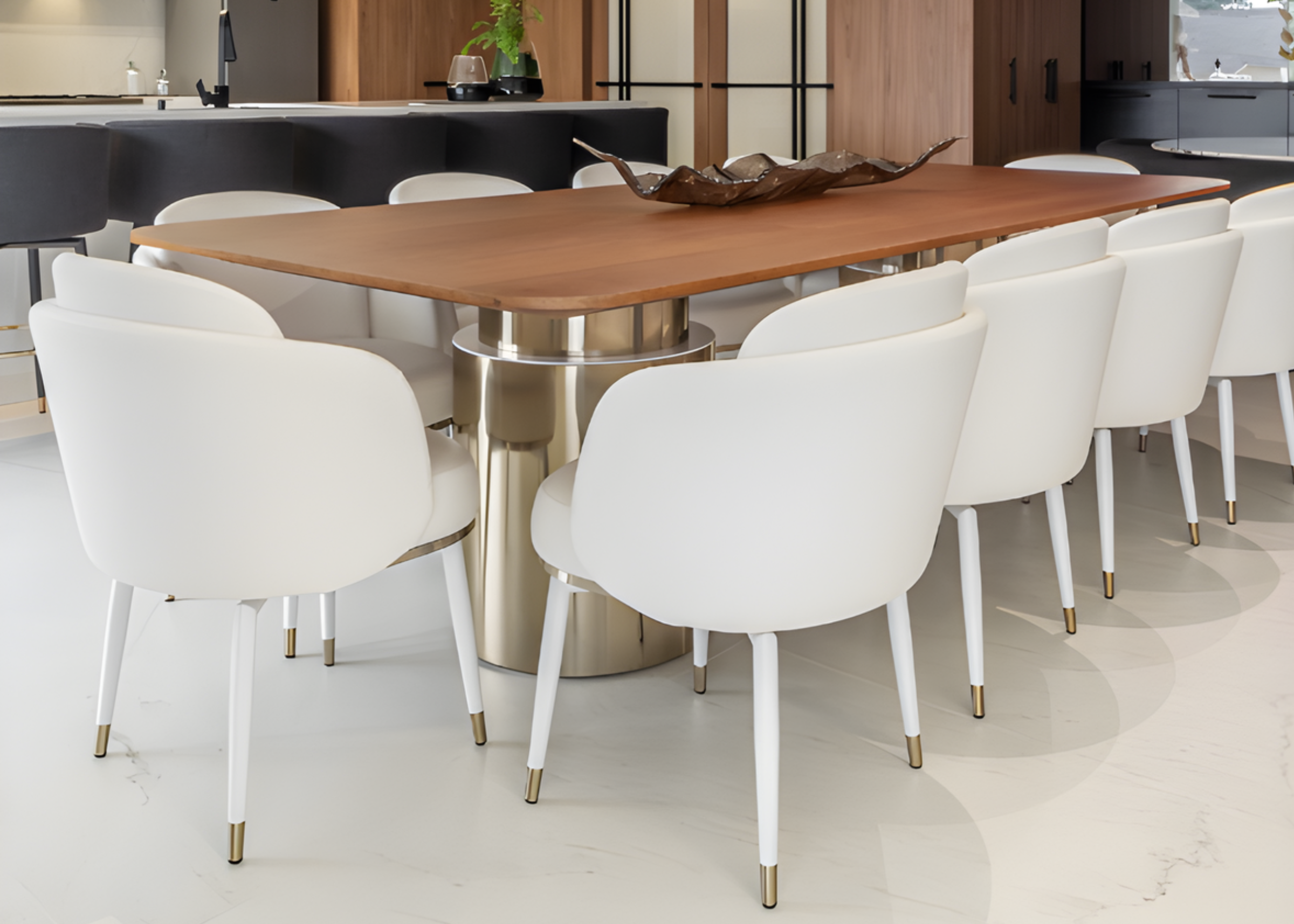 Cadeira Eiffel com base branca e ponteiras douradas em aço inox. O assento revestido em tecido proporciona conforto e elegância, tornando-a uma escolha perfeita para compor salas de jantar sofisticadas e modernas.