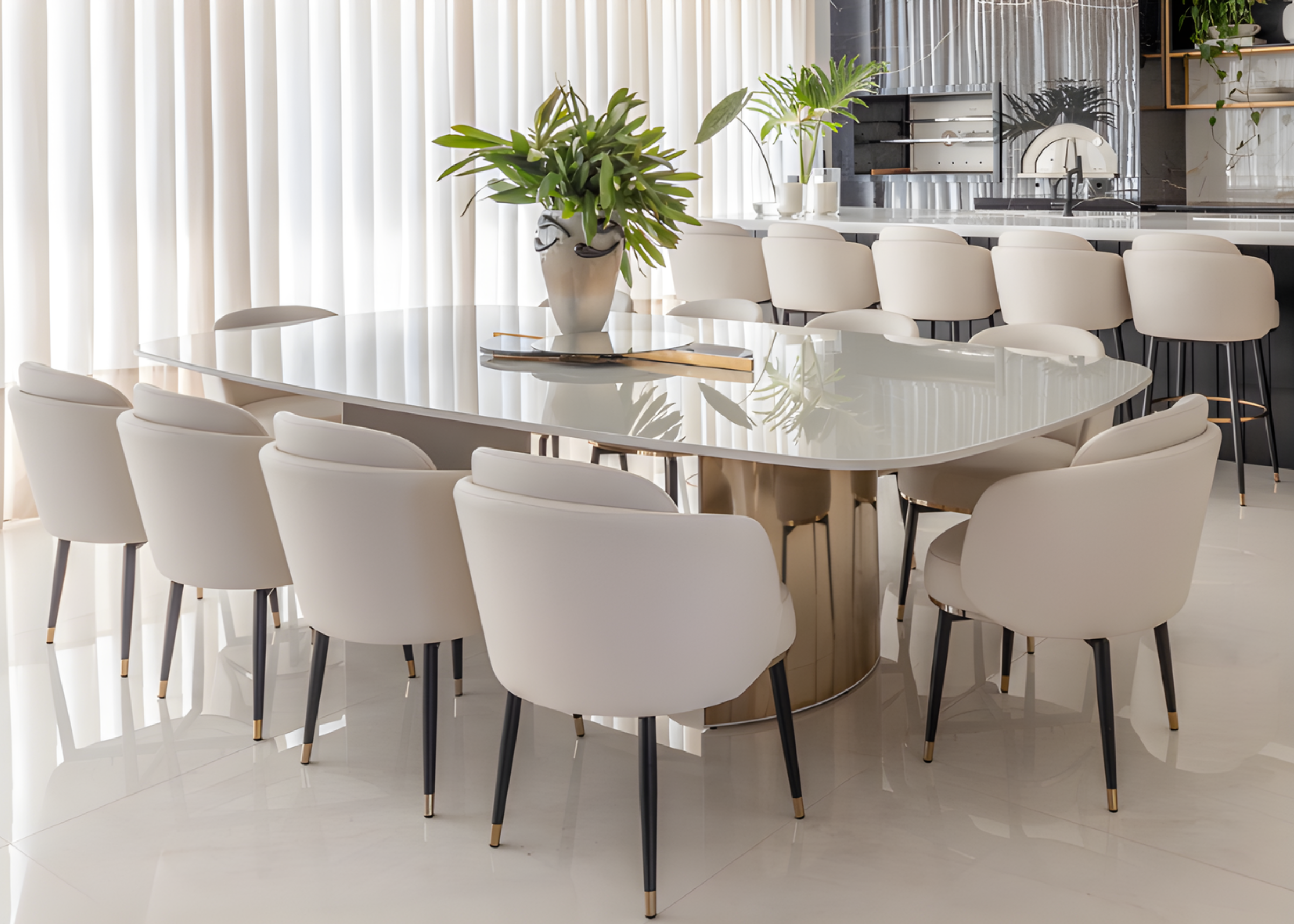 Cadeira Eiffel revestida em tecido off-white, com base preta que realça seu design moderno e sofisticado. Uma peça que combina conforto e estilo, perfeita para compor ambientes elegantes e contemporâneos.