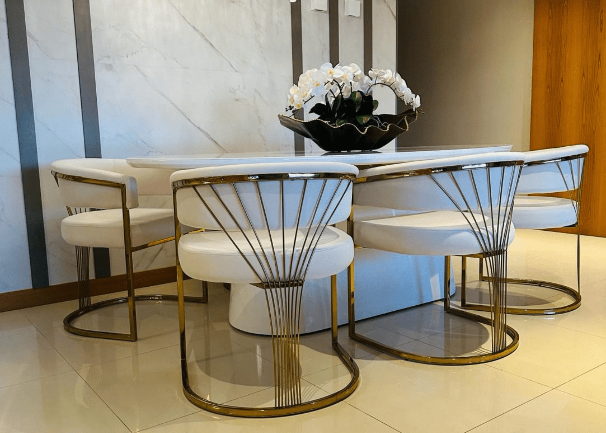 Cadeira Estaiada: Combinação de estilo contemporâneo e clássico, estrutura em aço inox, espuma densidade 33, conforto ideal para longos jantares e design sofisticado.