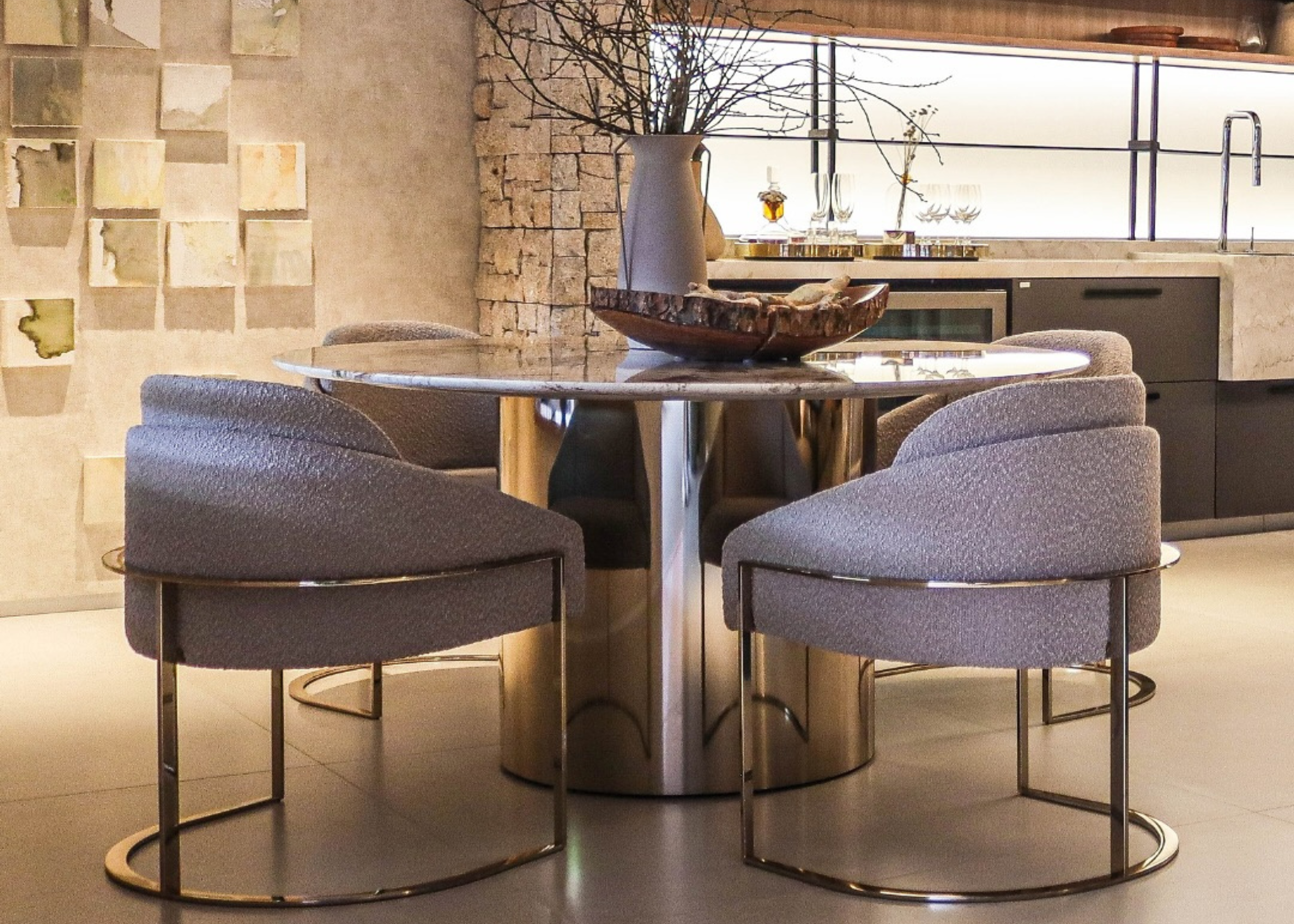 Cadeira Gatteo em boucle cinza com base em inox golden, design moderno e sofisticado. Perfeita para ambientes contemporâneos e elegantes.