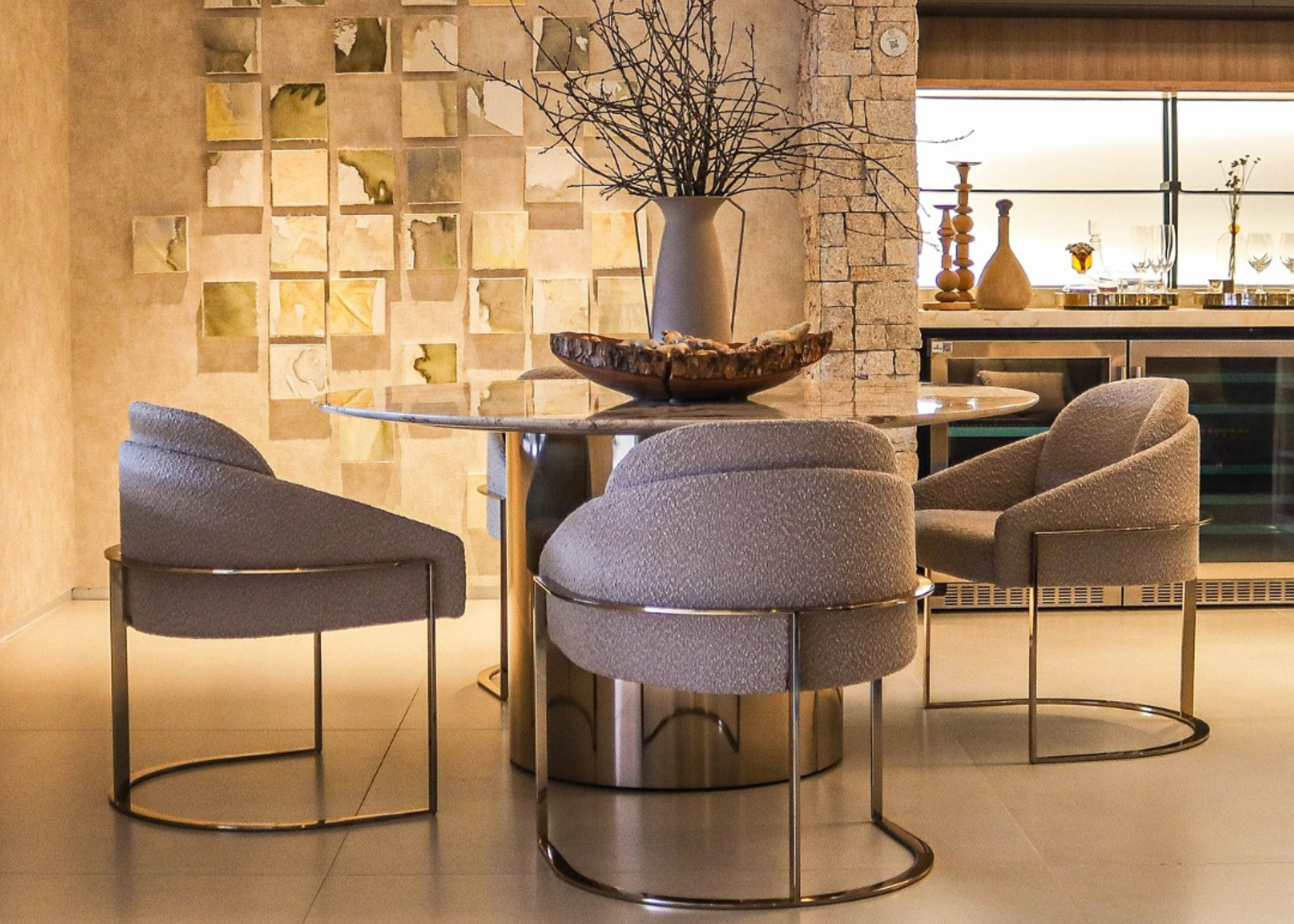 Cadeira Gatteo em boucle cinza, design moderno e confortável. Ideal para ambientes sofisticados e contemporâneos.