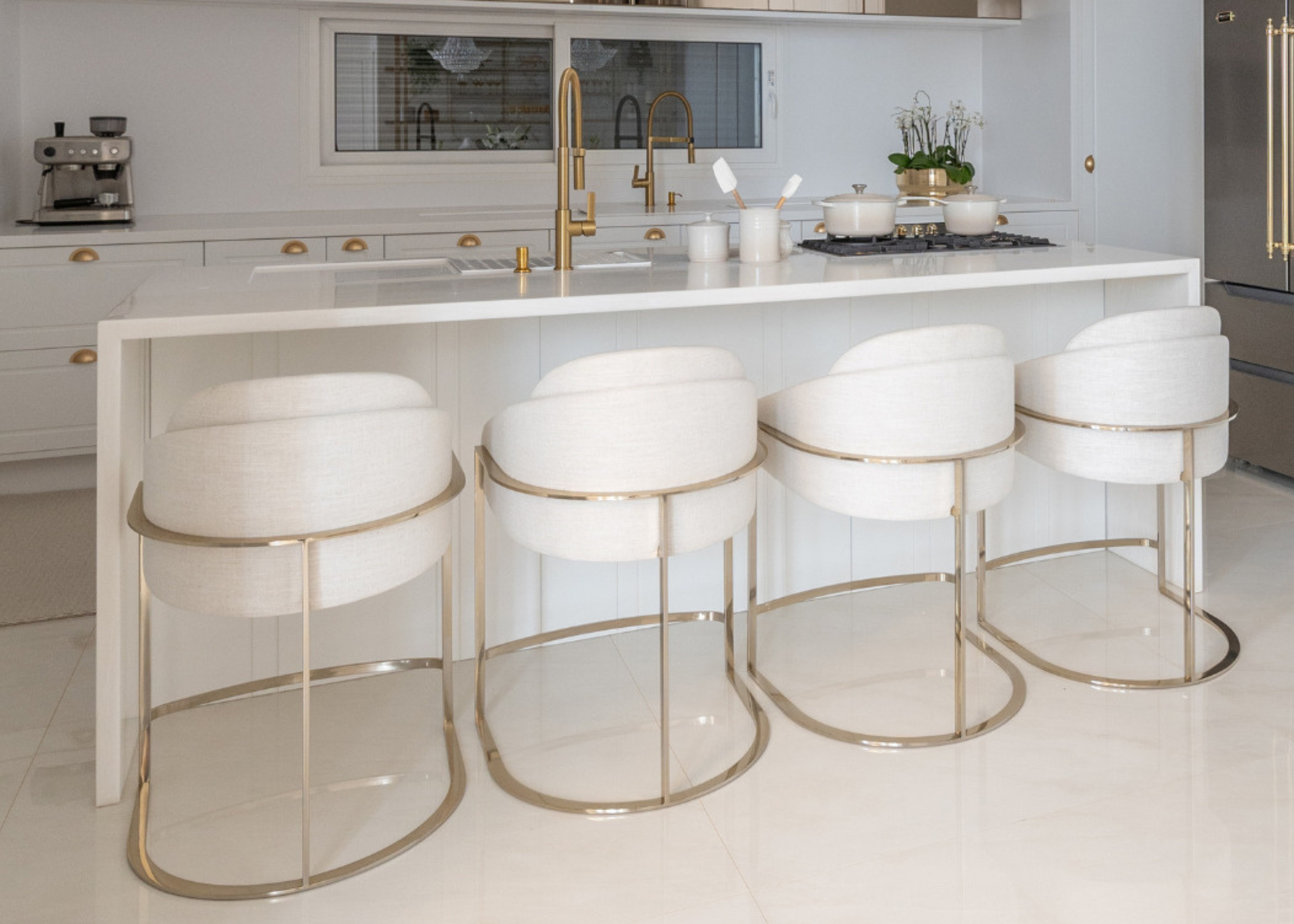 Cadeira Gatteo com revestimento branco, design minimalista e elegante. Ideal para ambientes contemporâneos e sofisticados.