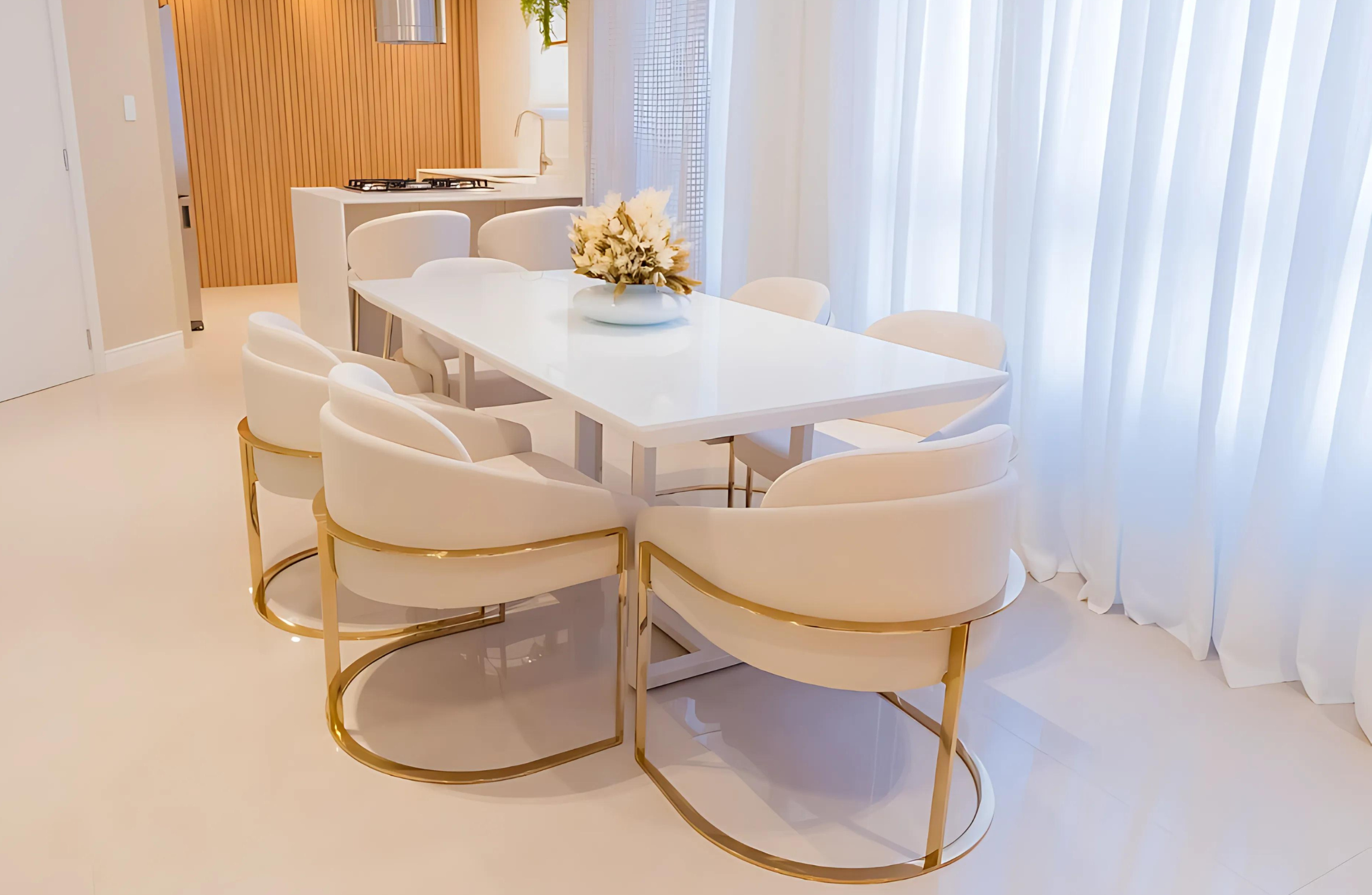 Cadeira Gatteo ideal para sala de jantar elegante, com base dourada que adiciona um toque de luxo ao ambiente. Seu design refinado e estofamento confortável criam uma composição sofisticada e acolhedora.