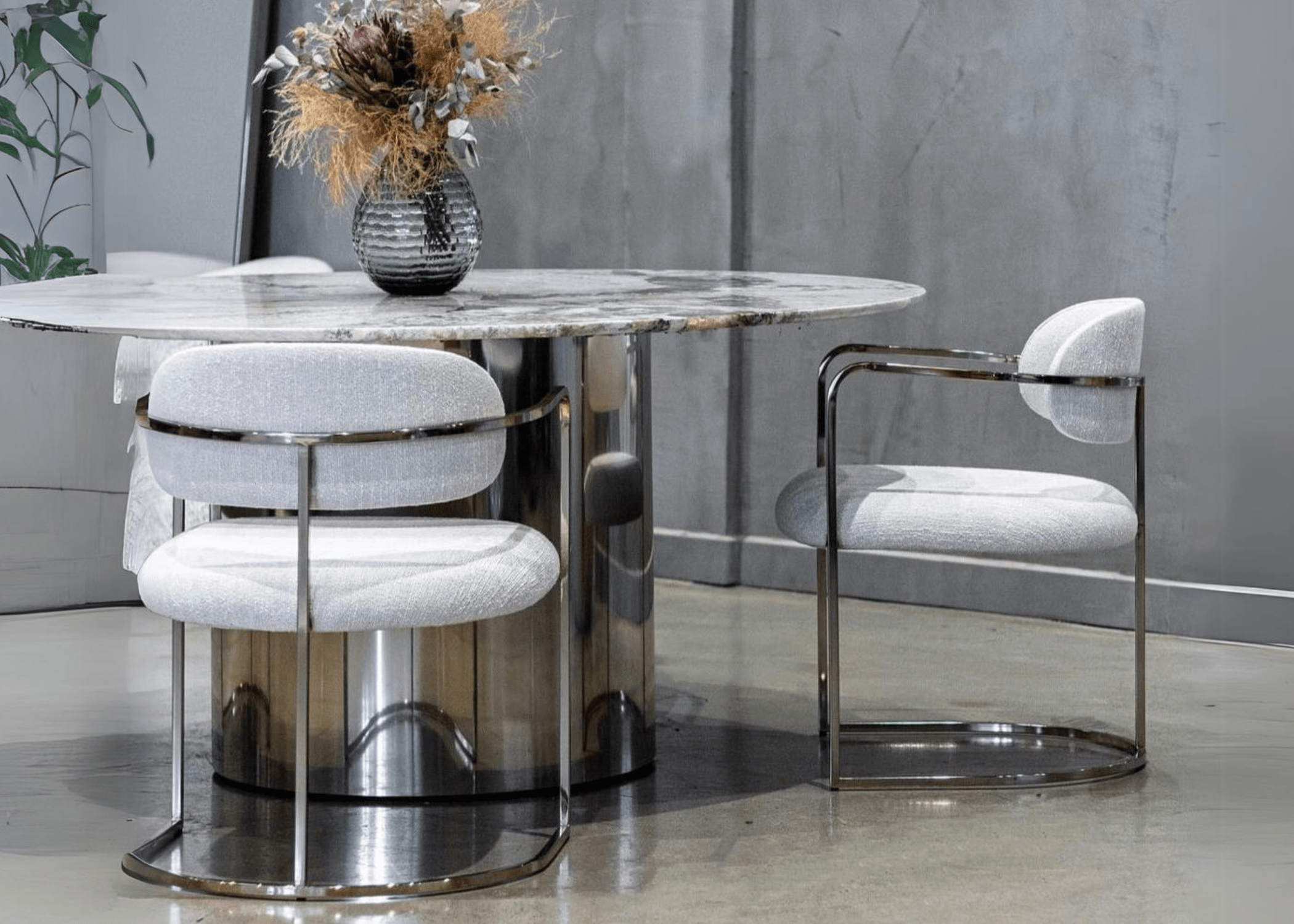 Cadeira Imperial que une elegância e conforto, oferecendo um design sofisticado e refinado. Ideal para valorizar salas de jantar e ambientes com estilo clássico e requintado.