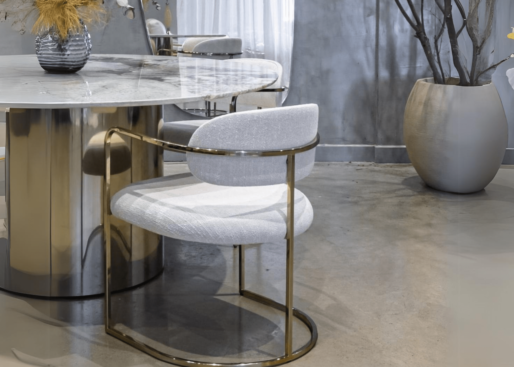 Cadeira Imperial sofisticada, com base dourada em aço inox que adiciona brilho e modernidade. Seu design elegante e estofamento confortável tornam a peça perfeita para salas de jantar requintadas.