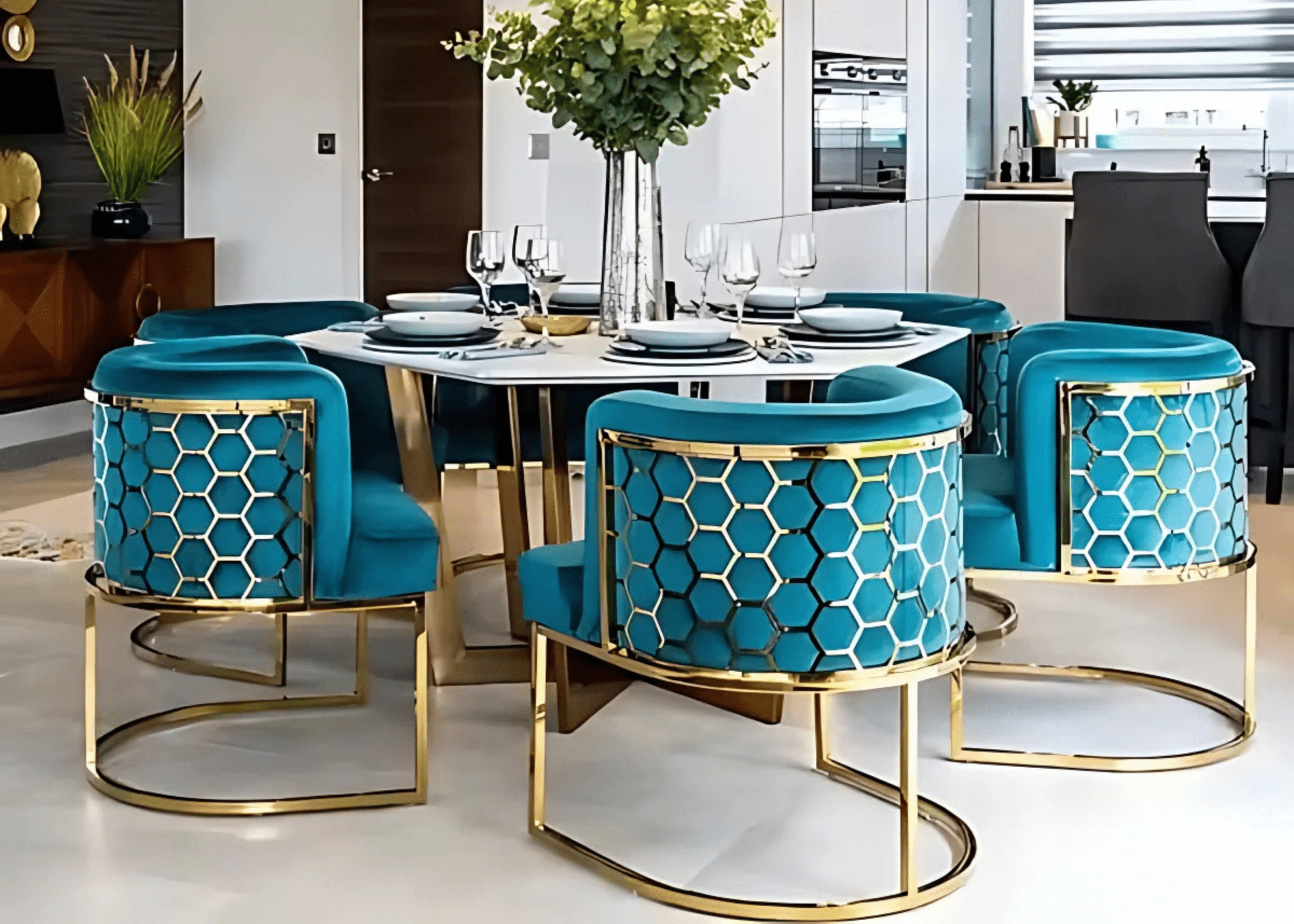 Cadeira de jantar modelo Europeia com base em inox dourado e revestimento em veludo. Design sofisticado e contemporâneo, perfeita para salas de jantar elegantes e modernas.