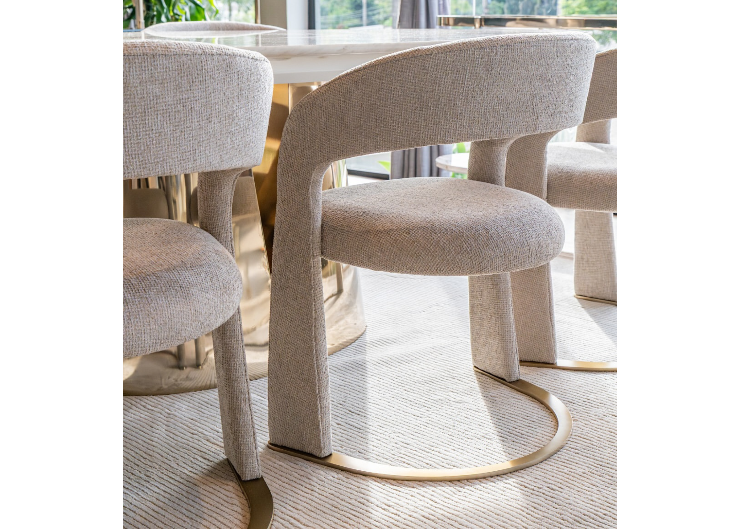 Cadeira de jantar Celeste em linho cinza com base em inox golden, design elegante e contemporâneo. Perfeita para salas de jantar sofisticadas.