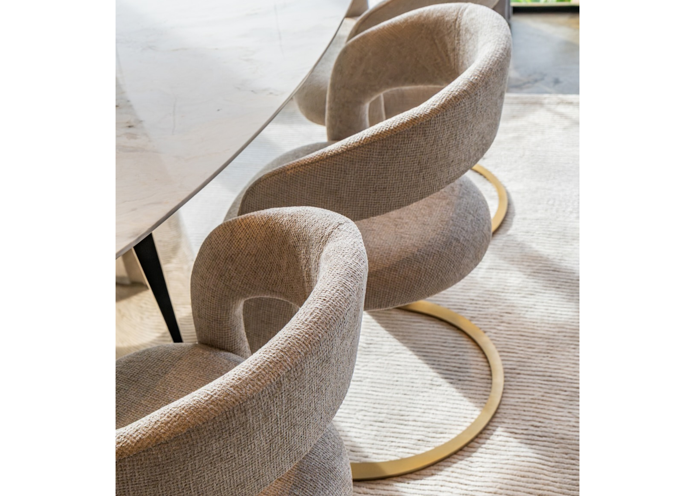 Cadeira de jantar modelo Celeste com estrutura em inox dourado e assento em linho cinza. Design elegante e contemporâneo, ideal para salas de jantar sofisticadas, apresentada sobre fundo neutro.
