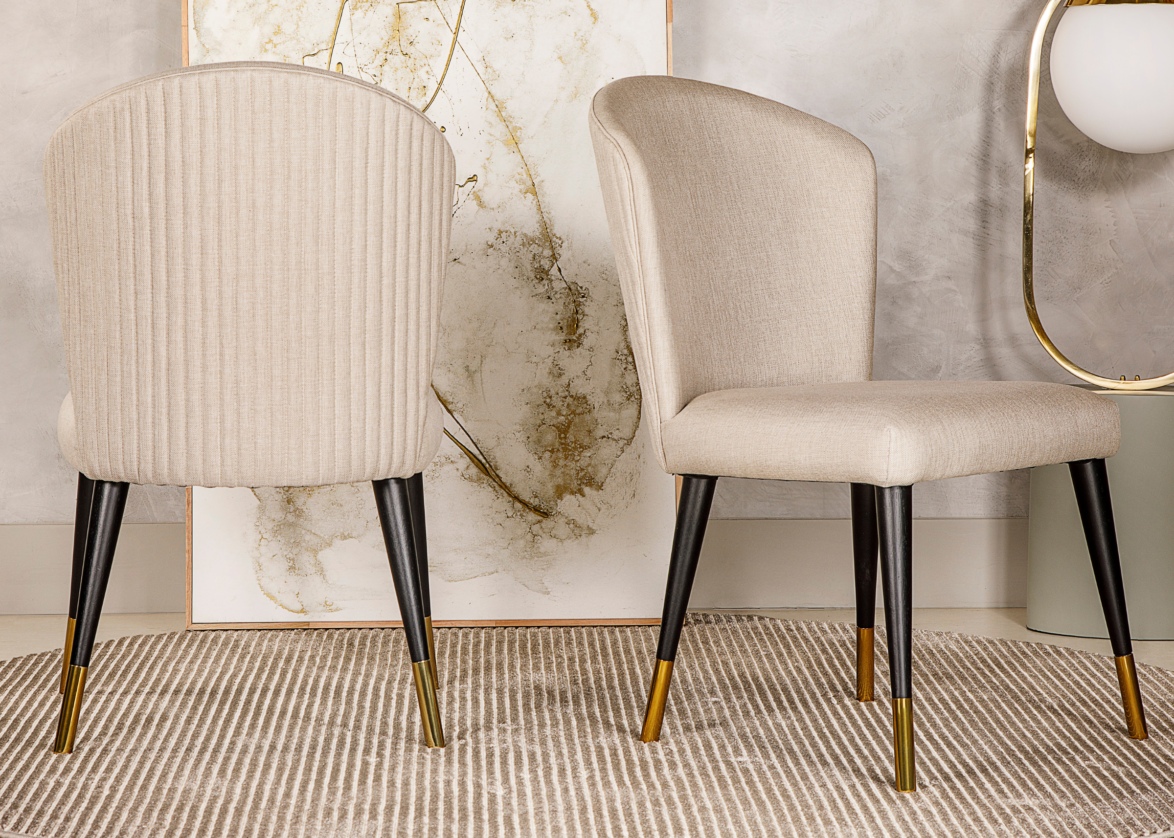 Cadeira de jantar modelo Meggie com base em lâmina de carvalho preto, assento em linho bege e costas caneladas, design sofisticado ideal para salas de jantar elegantes.