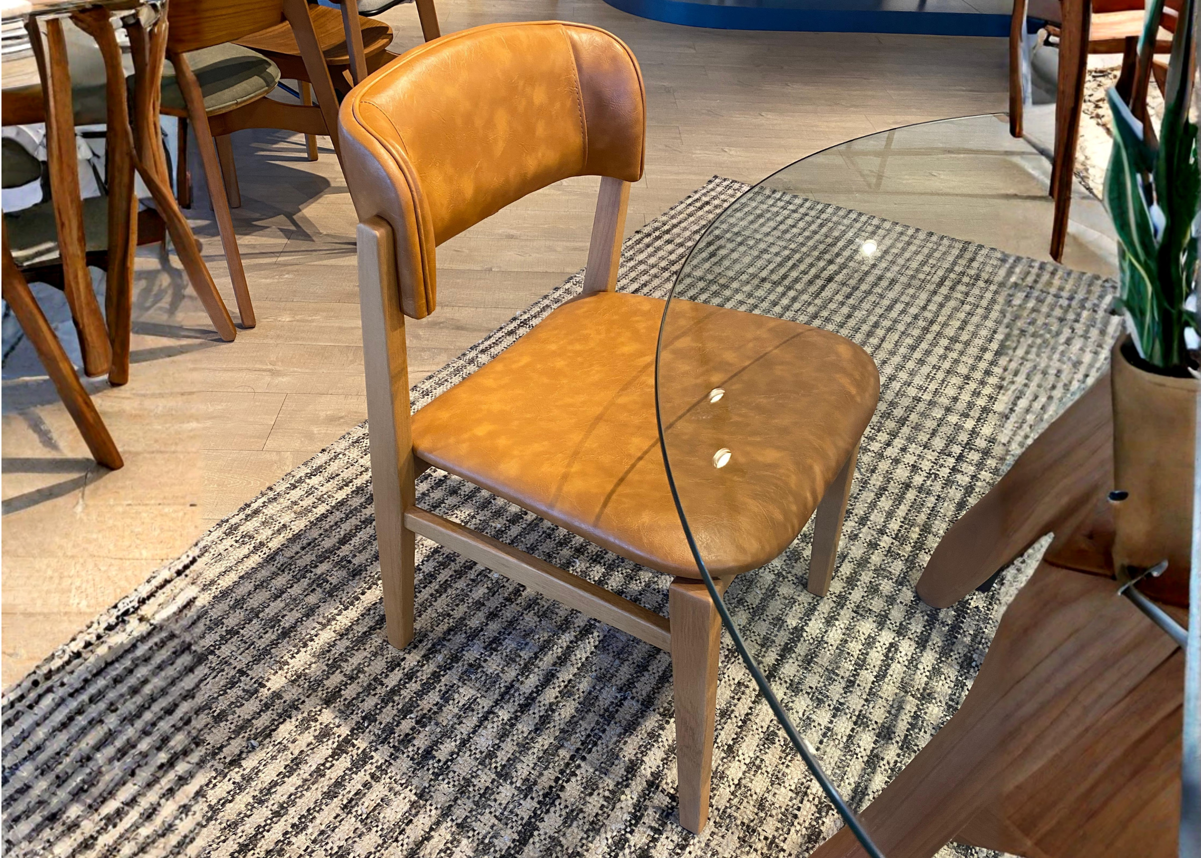 Cadeira laminada com design elegante e confortável, perfeita para adicionar charme e sofisticação ao ambiente.