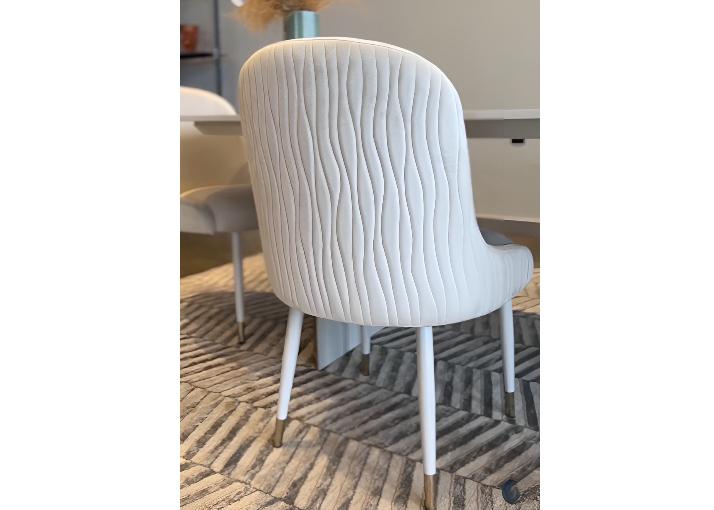 Cadeira Luna com design luxuoso nas costas e ponteiras douradas, unindo elegância e requinte em cada detalhe para valorizar o ambiente.