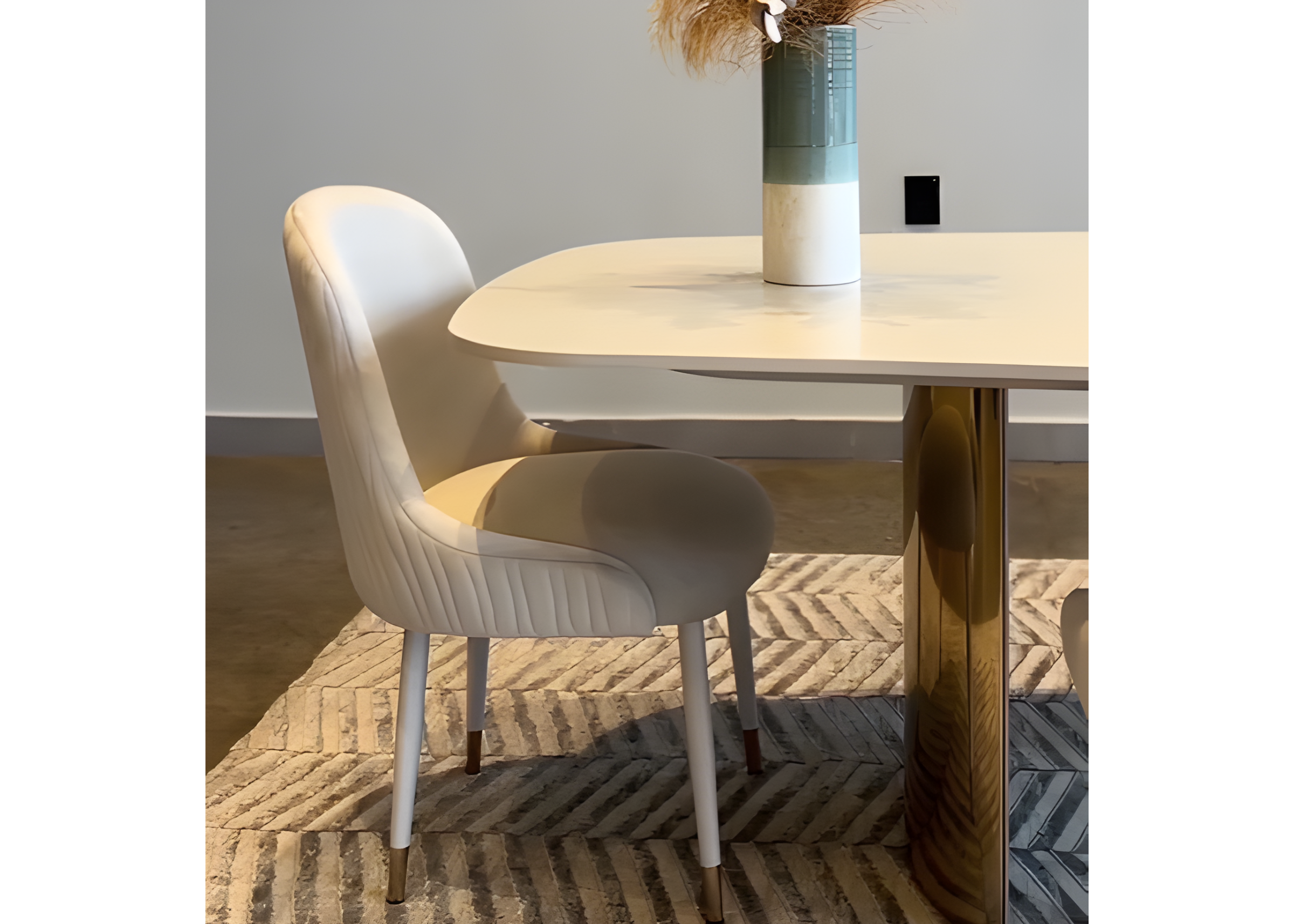 Cadeira Luna com revestimento em couríssimo branco, design elegante e contemporâneo que adiciona sofisticação e leveza à sala de jantar.