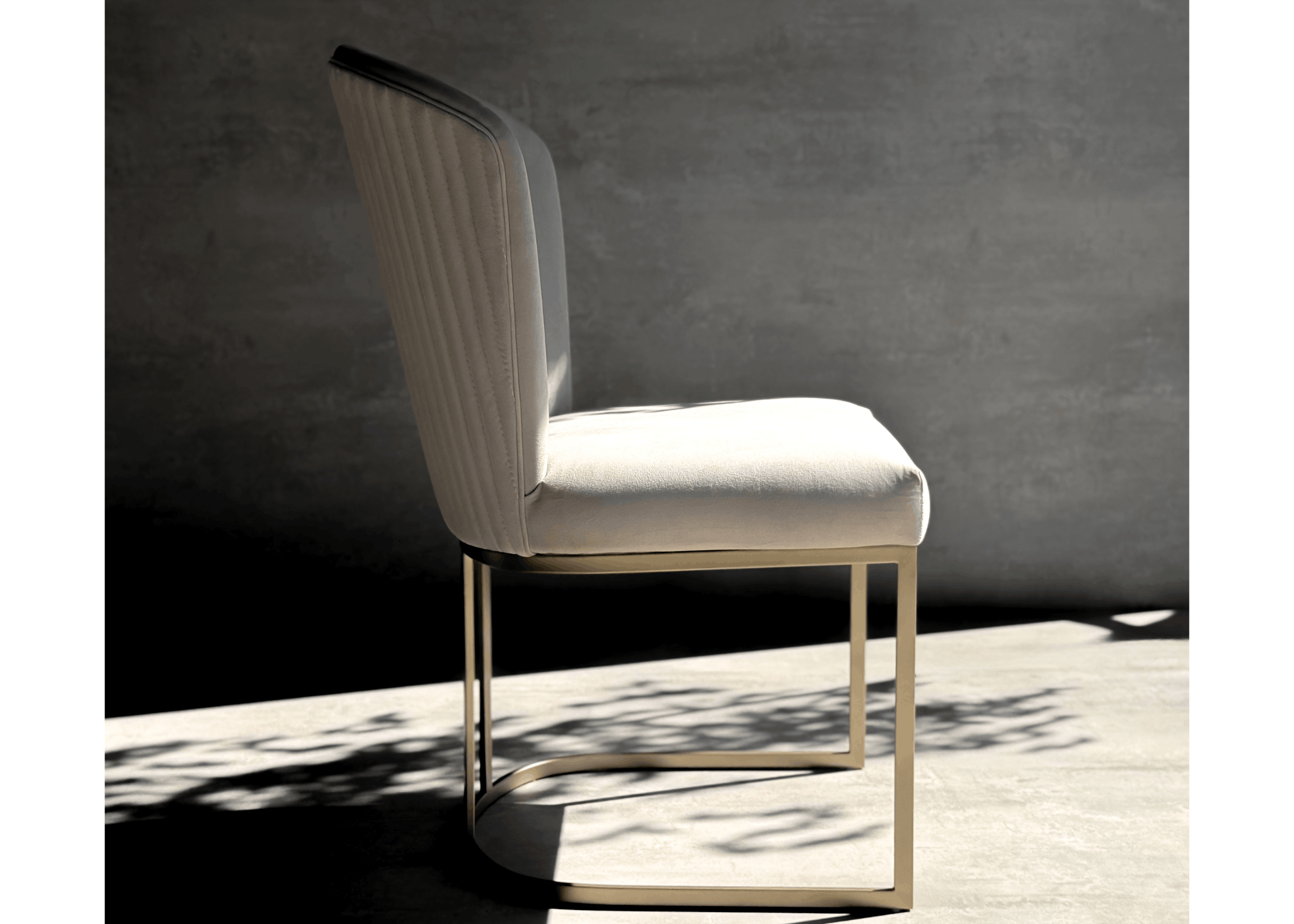 Cadeira Orion com estrutura em aço inox e assento estofado, móvel sofisticado ideal para ambientes modernos e elegantes.