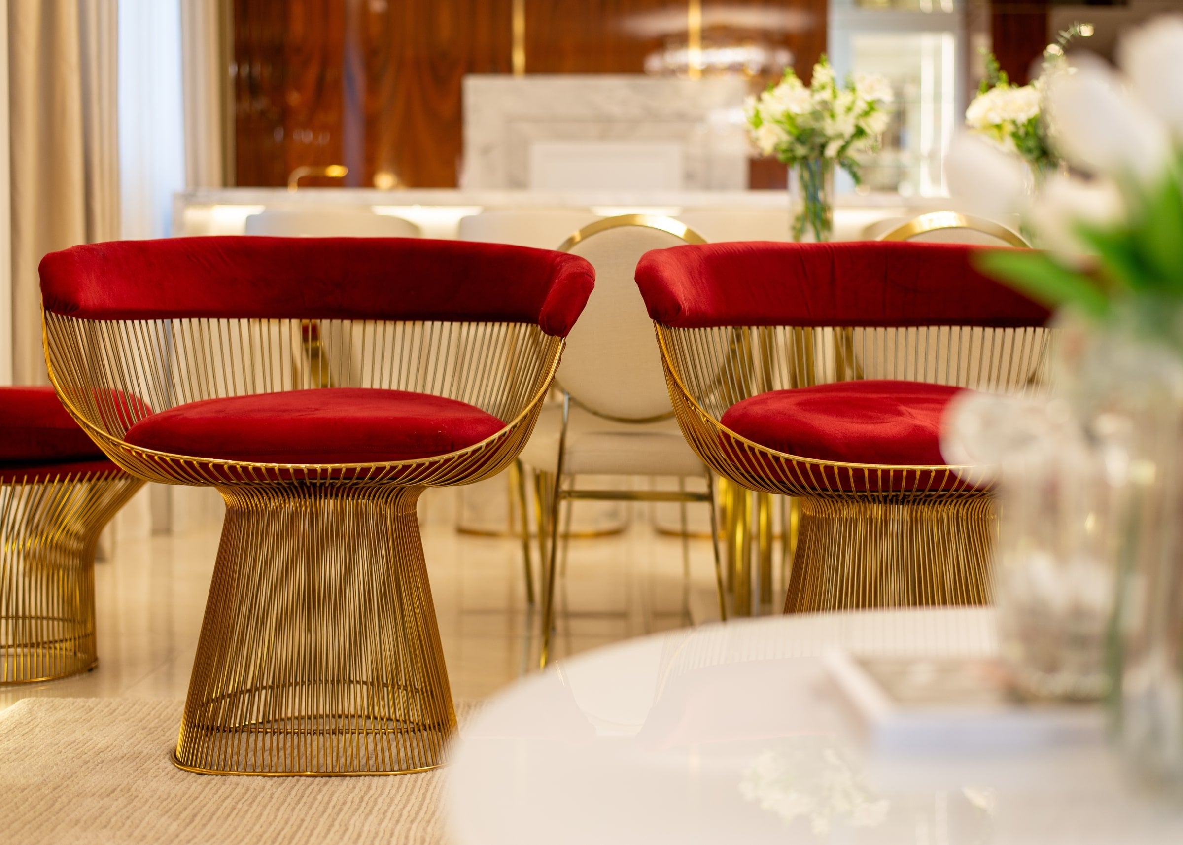 Cadeira Plarter de alto padrão, em aço inox dourado Gold e revestida em veludo vermelho.
