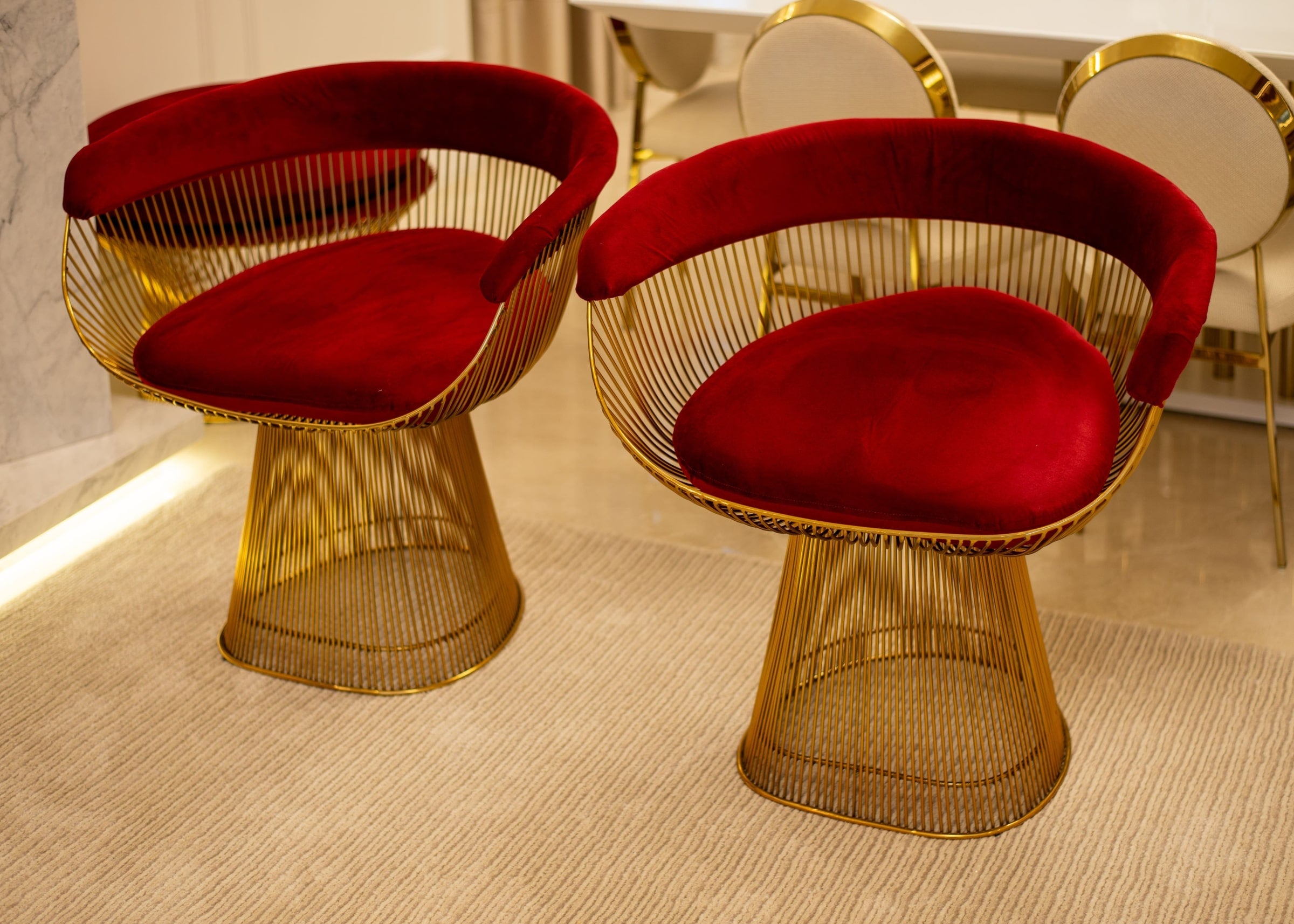 Cadeira de platner em veludo com estrutura em aço inox dourado Gold.