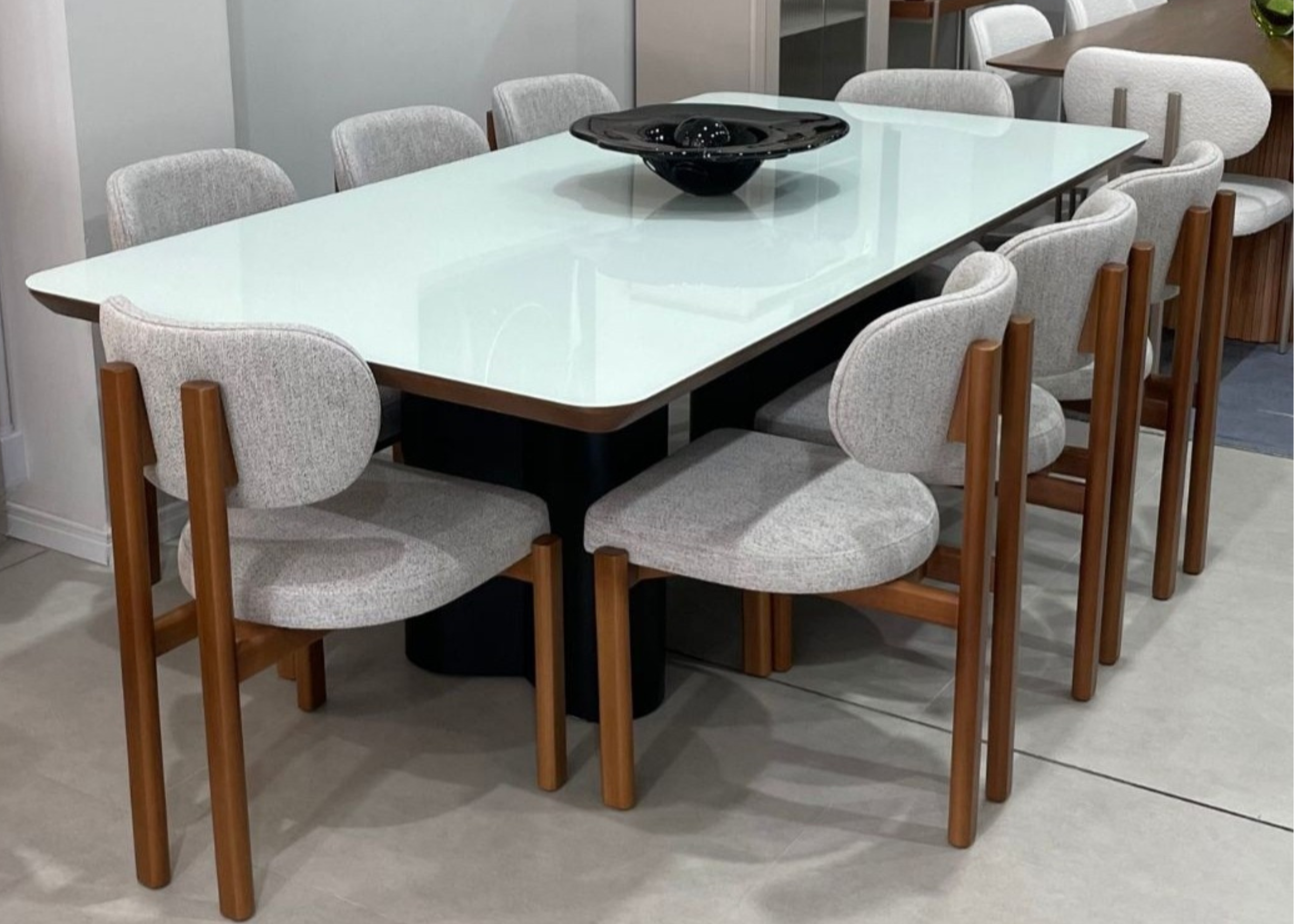 Cadeira Olinda para sala de jantar, estofada em linho com acabamento em madeira, ambientada em cenário sofisticado. Móvel elegante e confortável para composições refinadas.
