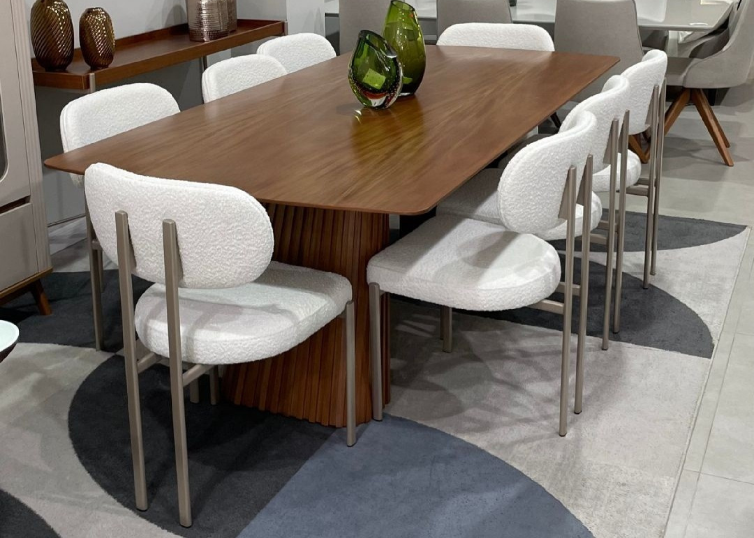 Cadeira Eloisa para sala de jantar estofada em tecido bouclê off-white, ambientada em cenário elegante. Móvel sofisticado e confortável para composições refinadas.