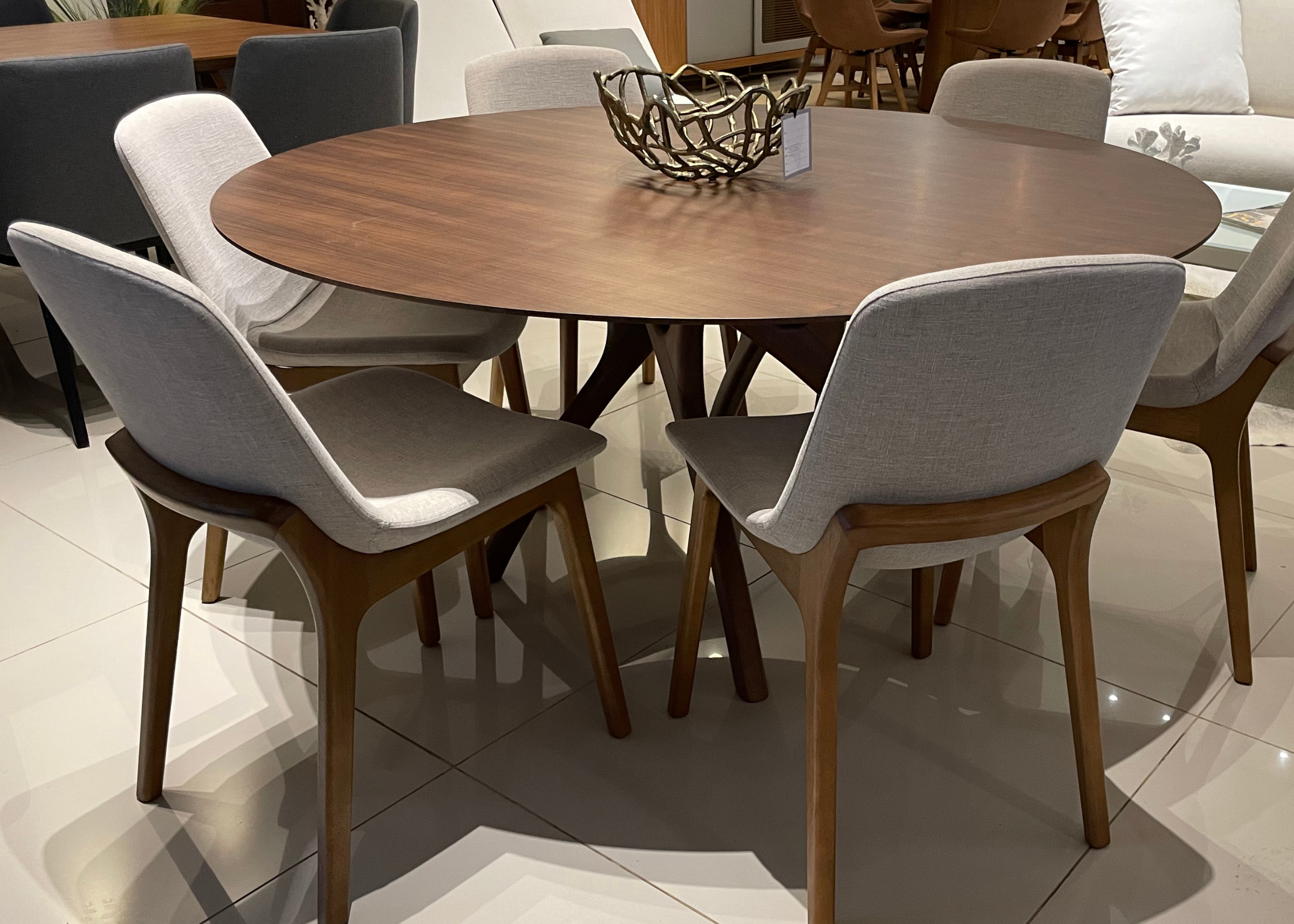Cadeira Wave para sala de jantar, estofada em tecido linho cinza, com design elegante e atemporal.