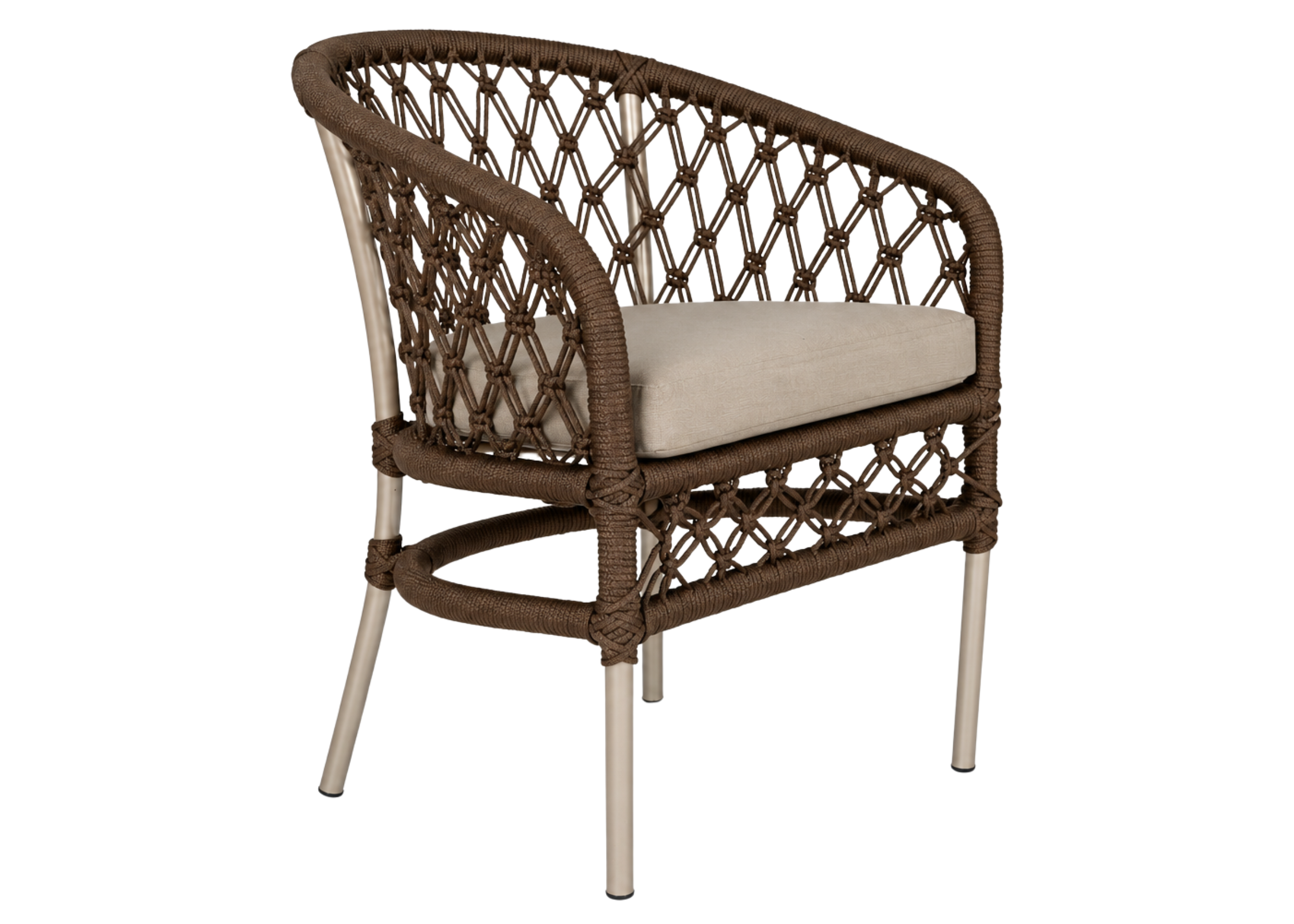 Cadeira Sand para área externa com estrutura em alumínio pintado, corda náutica e tecido impermeável, apresentando design moderno e resistente para ambientes ao ar livre.